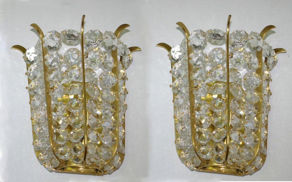 Zwei französische Wandleuchter aus vergoldetem Metall und Kristall aus den 1930er Jahren.

Abmessungen:
Höhe: 8,5