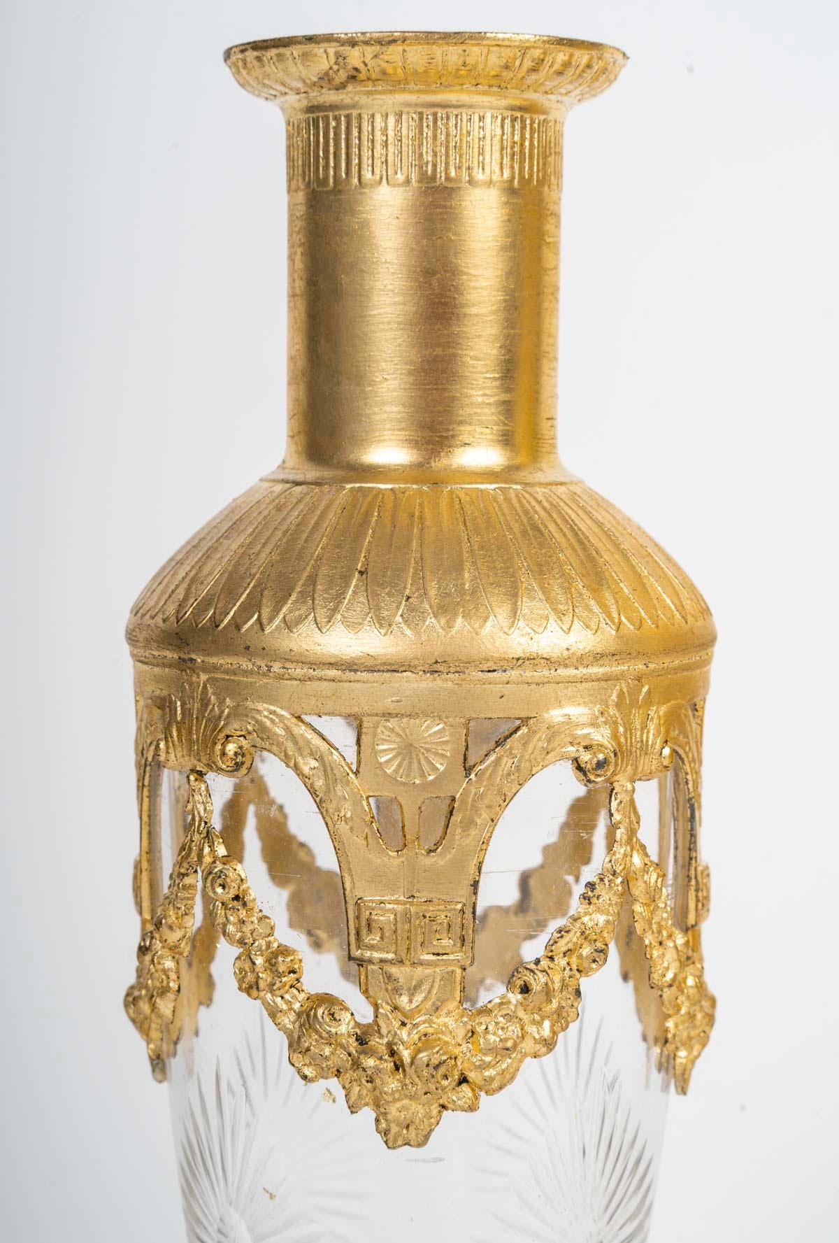Pareja de jarrones de metal dorado y cristal, finales del siglo XIX, época de Napoleón III.

Pareja de jarrones de cristal tallado y metal dorado del siglo XIX, estilo Napoleón III.
A: 27 cm, P: 8,5 cm 