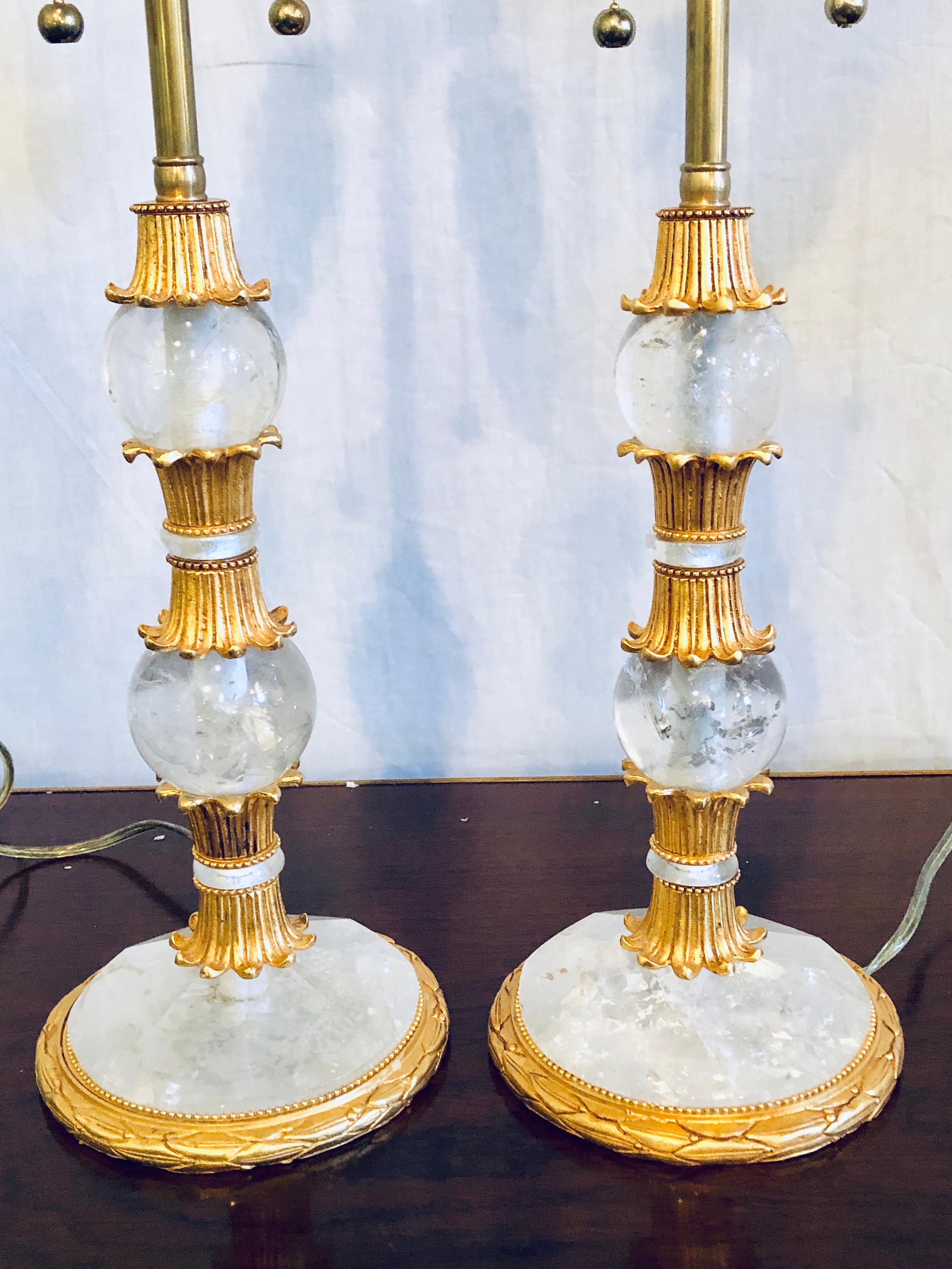 Paar Tischlampen aus vergoldetem Metall und Bergkristall im Baguès-Stil im Angebot 1