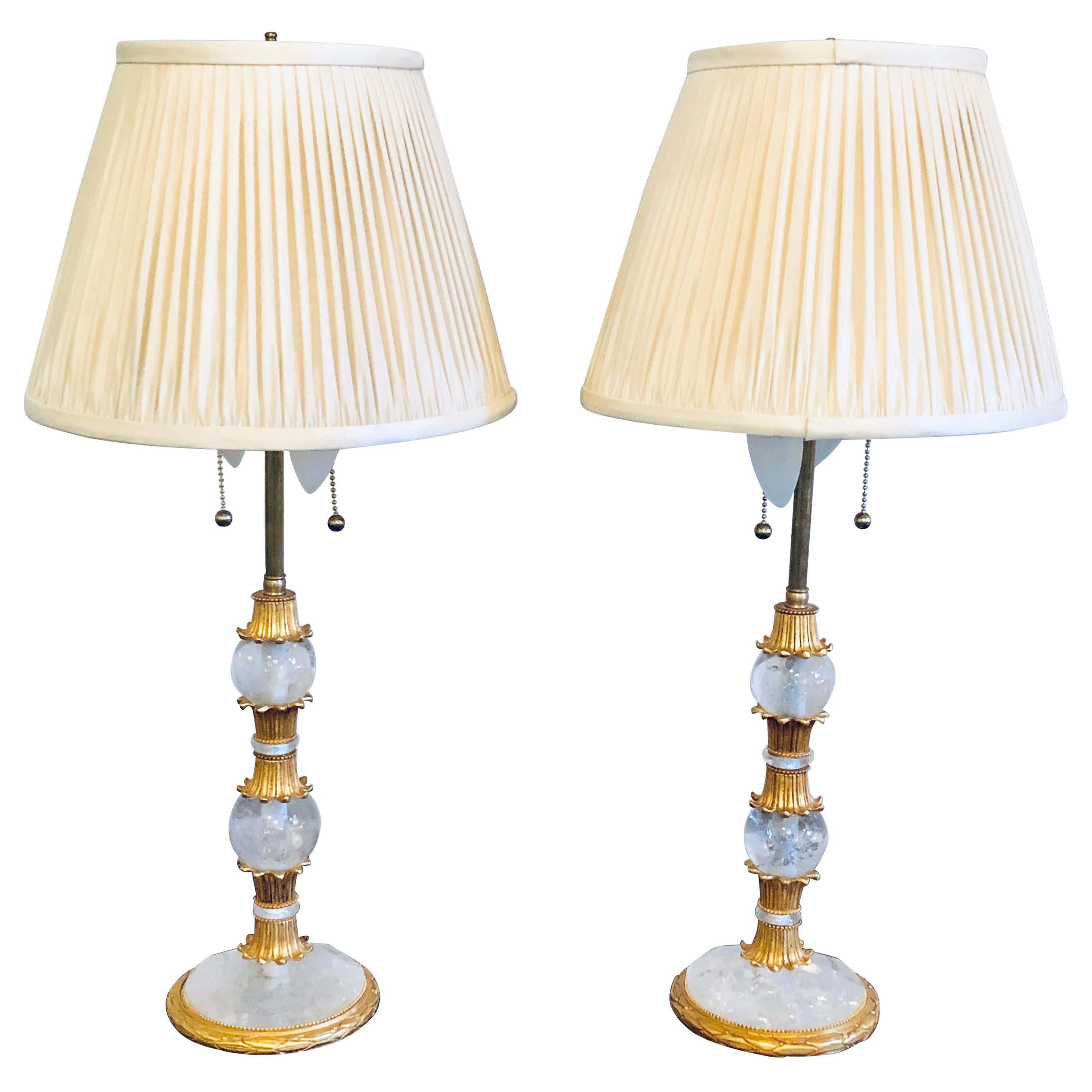 Paar Tischlampen aus vergoldetem Metall und Bergkristall im Baguès-Stil im Angebot