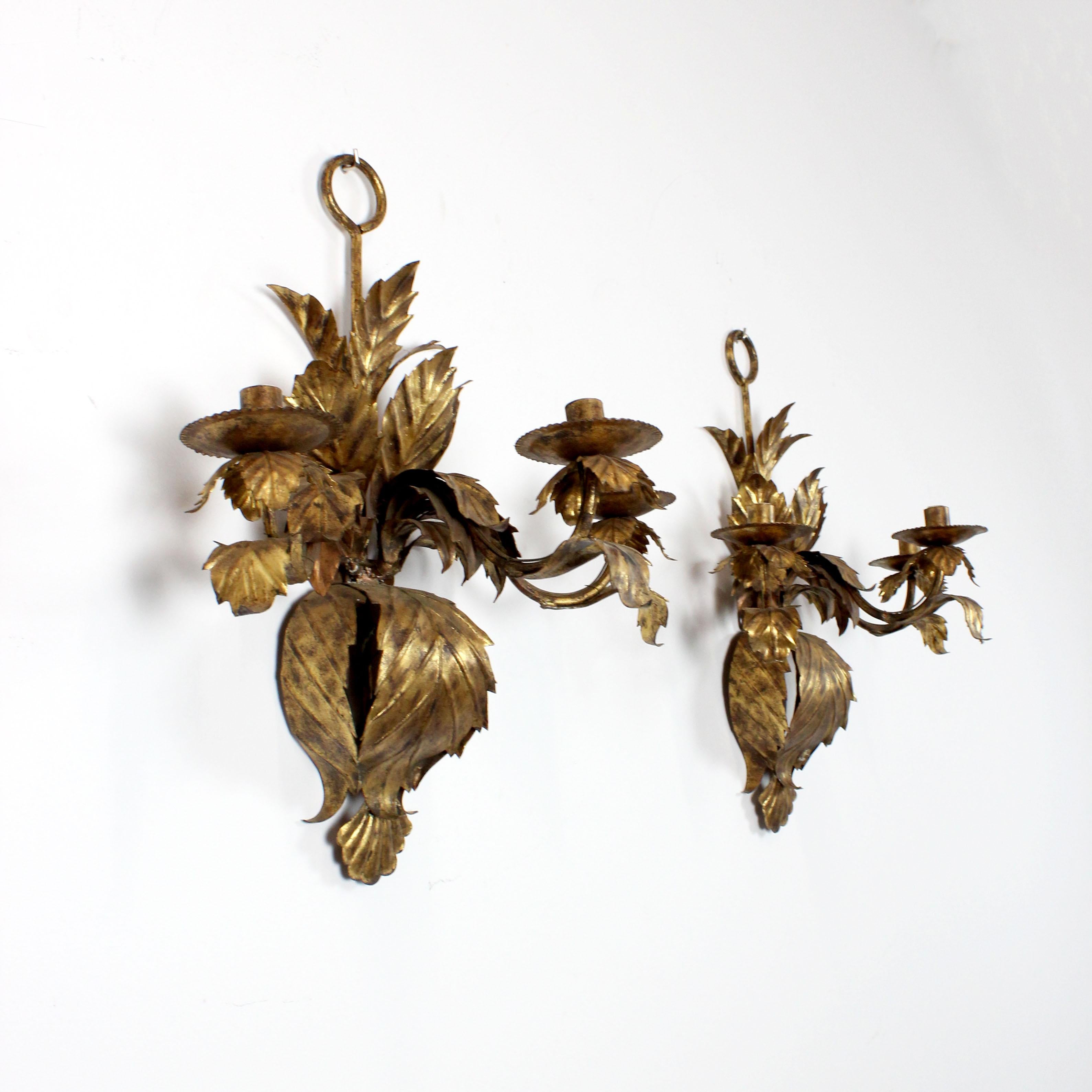 20ième siècle Pair of gilt metal appliqués with leaf decoration - 20th century en vente