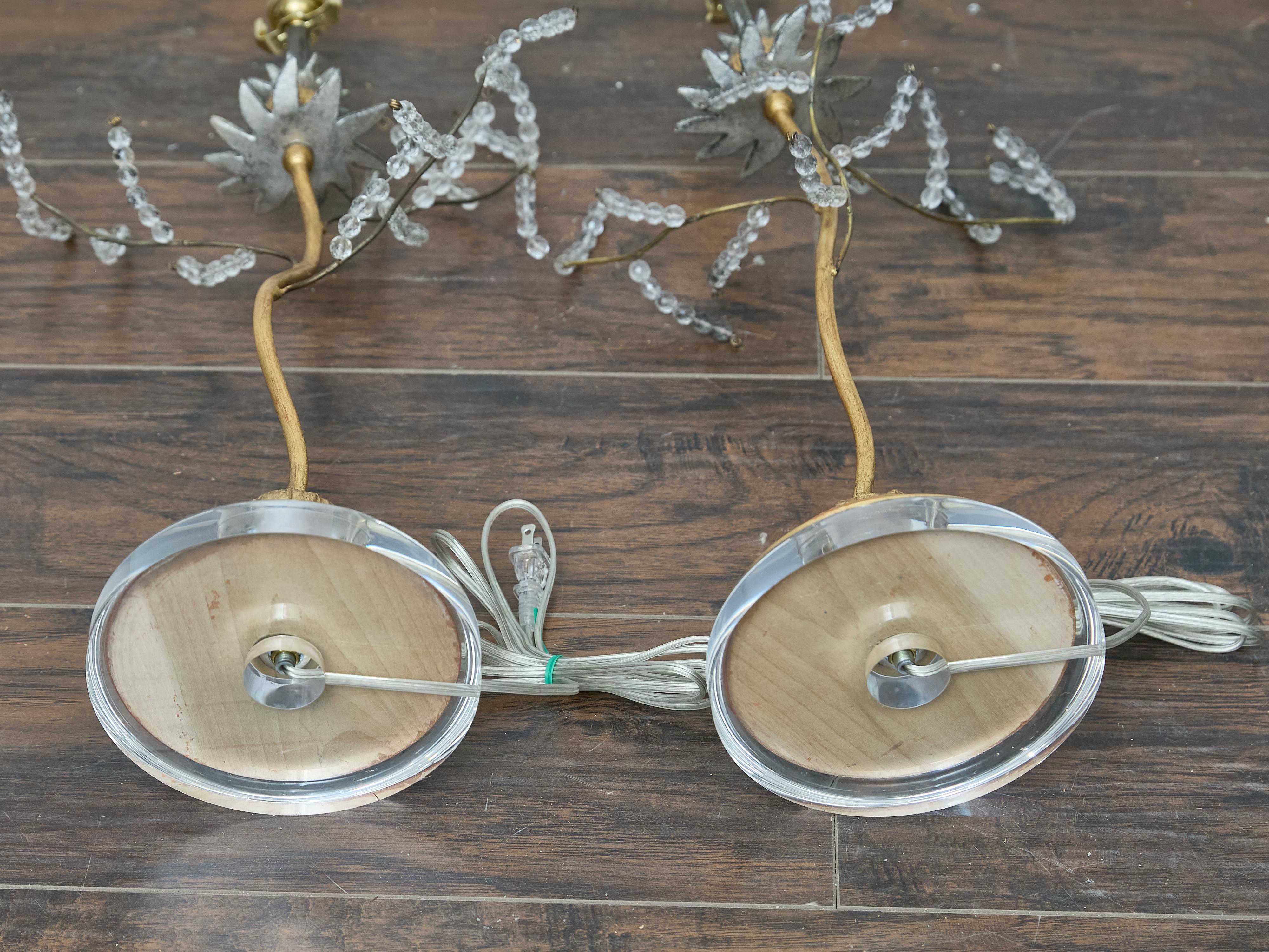 Coppia di lampade da tavolo in metallo dorato in stile Baguès con foglie di cristallo e basi in lucite in vendita 2