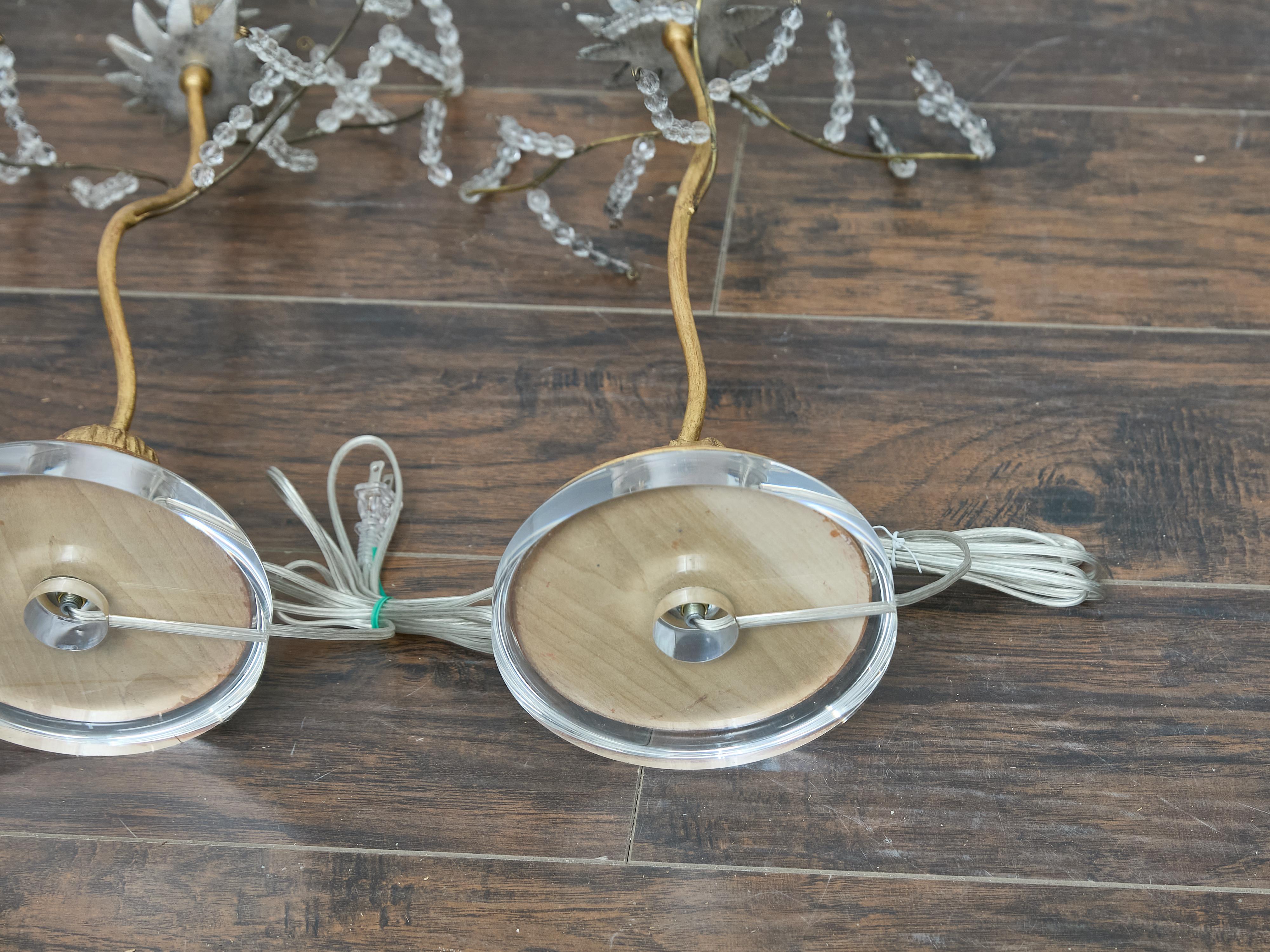 Coppia di lampade da tavolo in metallo dorato in stile Baguès con foglie di cristallo e basi in lucite in vendita 3
