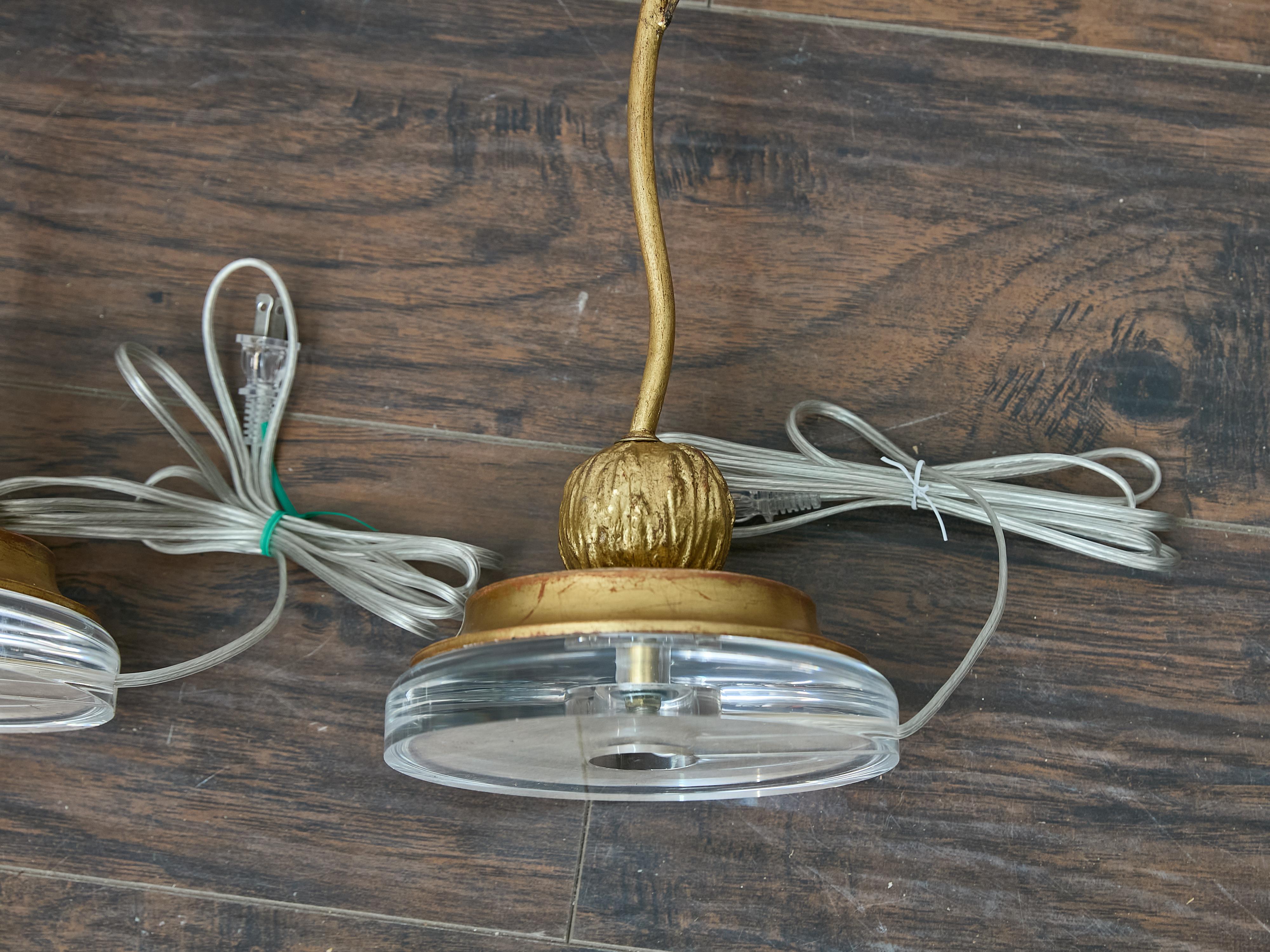 Coppia di lampade da tavolo in metallo dorato in stile Baguès con foglie di cristallo e basi in lucite in vendita 4