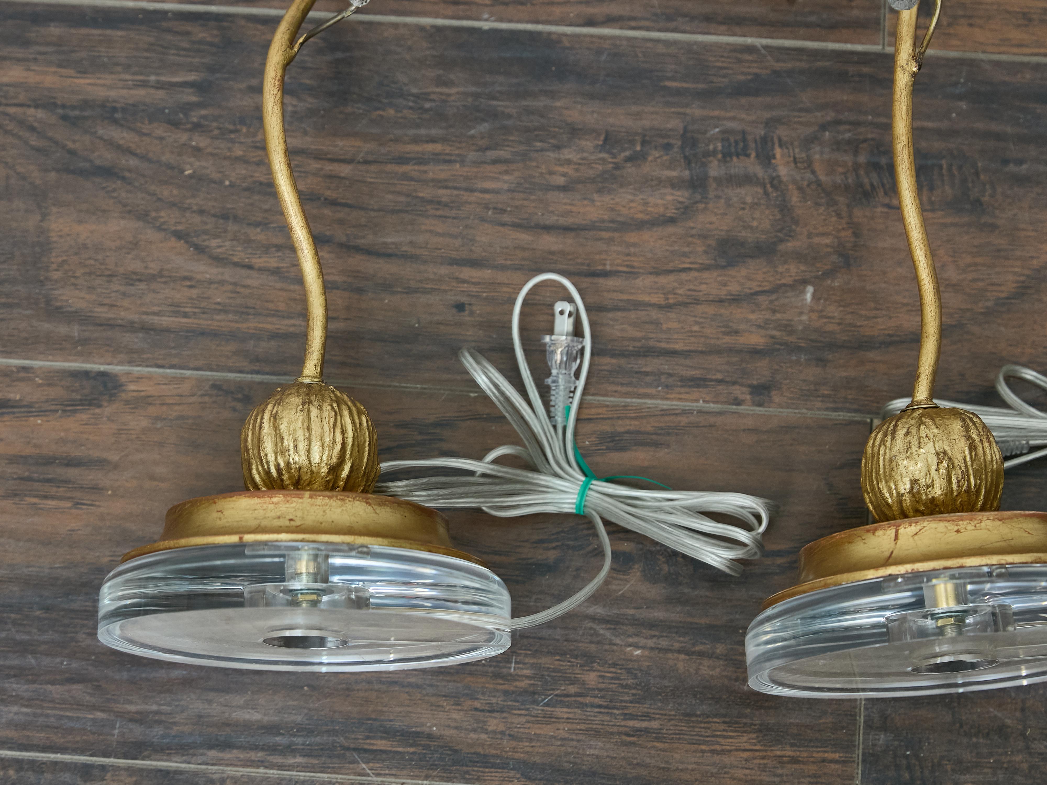 Coppia di lampade da tavolo in metallo dorato in stile Baguès con foglie di cristallo e basi in lucite in vendita 5