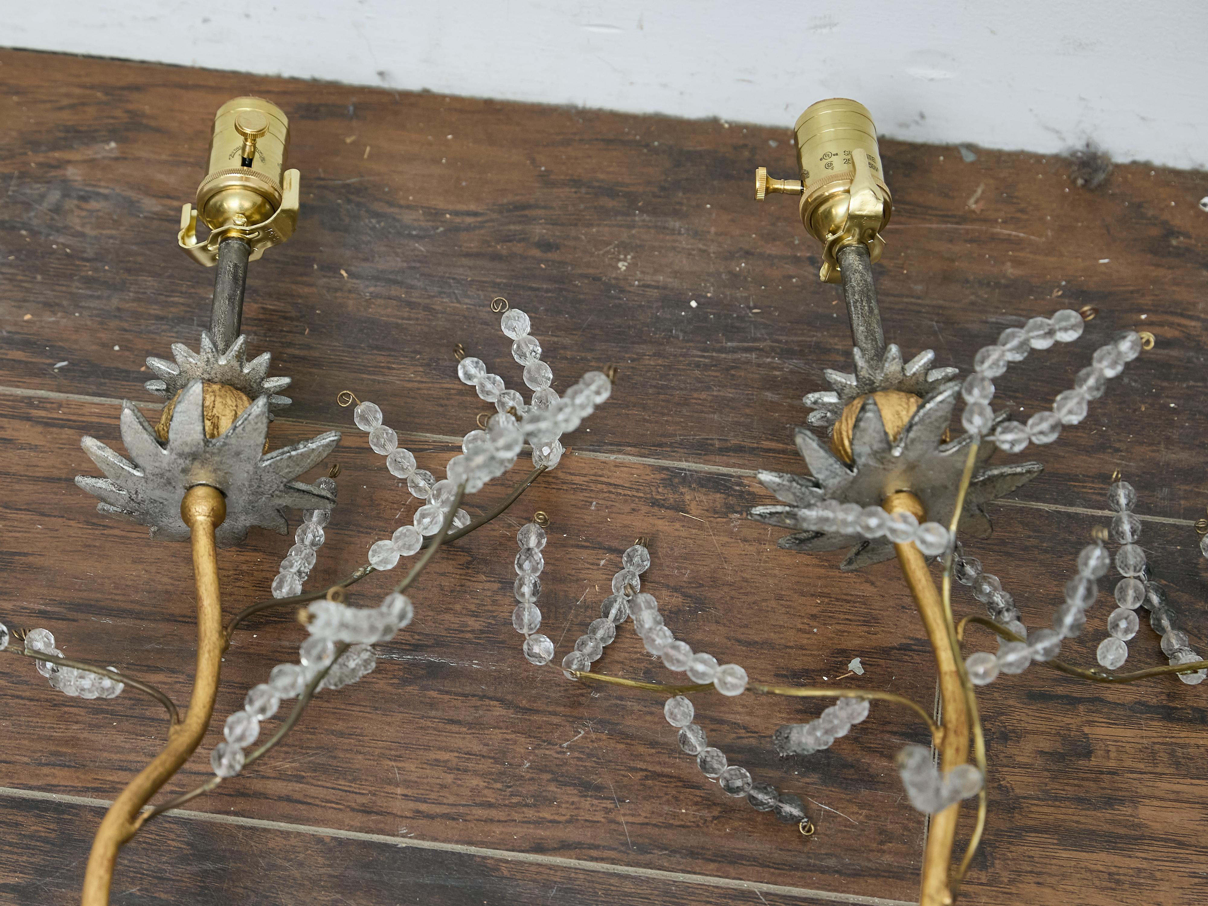 Coppia di lampade da tavolo in metallo dorato in stile Baguès con foglie di cristallo e basi in lucite in vendita 6