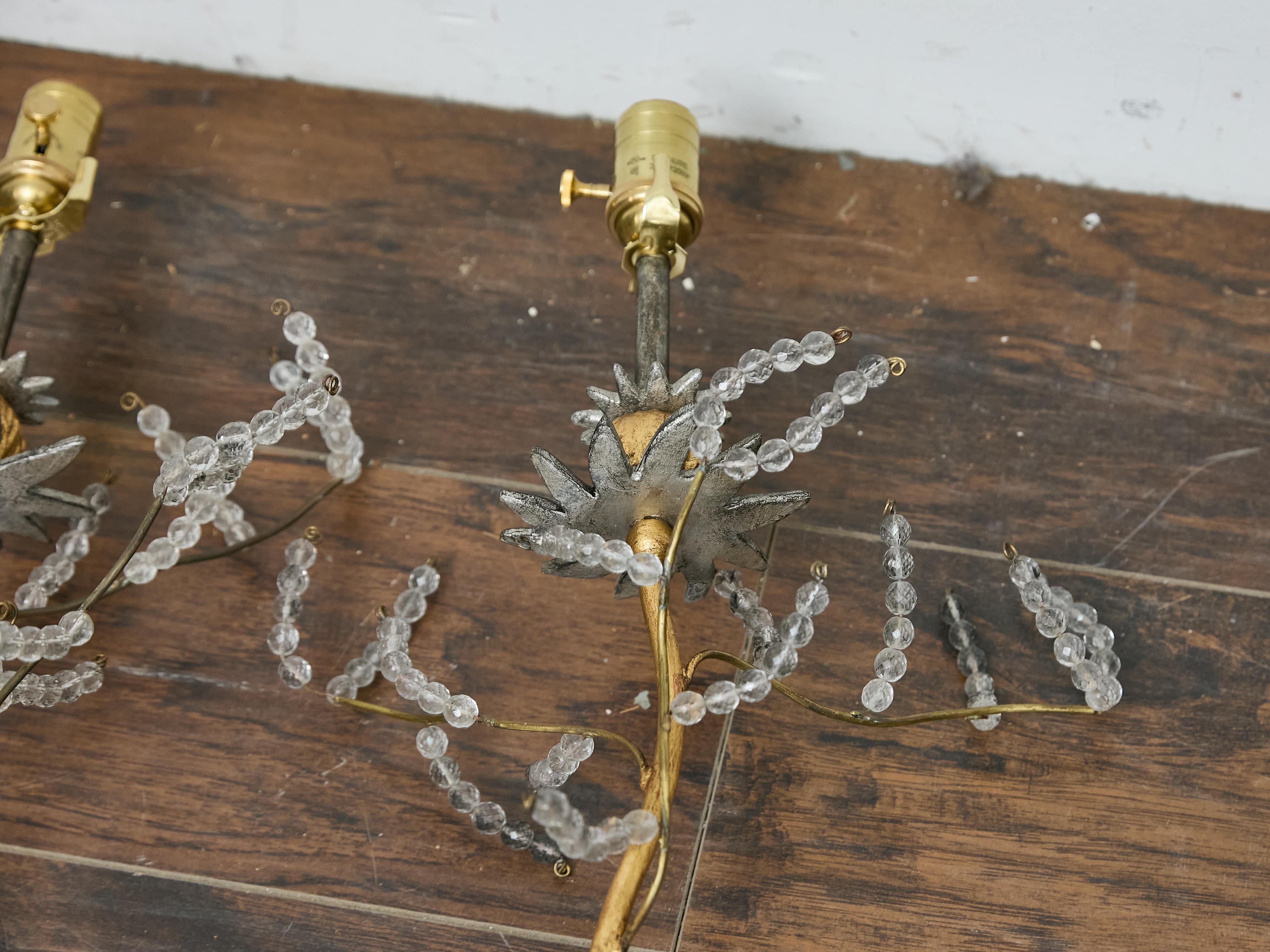 Coppia di lampade da tavolo in metallo dorato in stile Baguès con foglie di cristallo e basi in lucite in vendita 7
