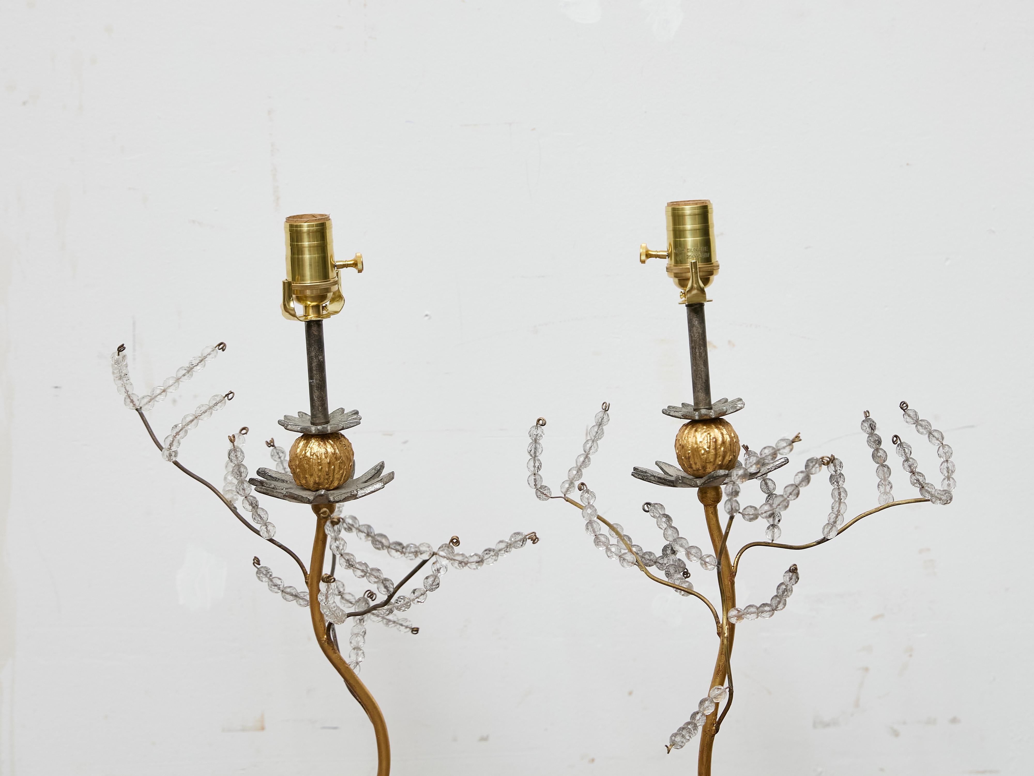 Mid-Century moderno Coppia di lampade da tavolo in metallo dorato in stile Baguès con foglie di cristallo e basi in lucite in vendita