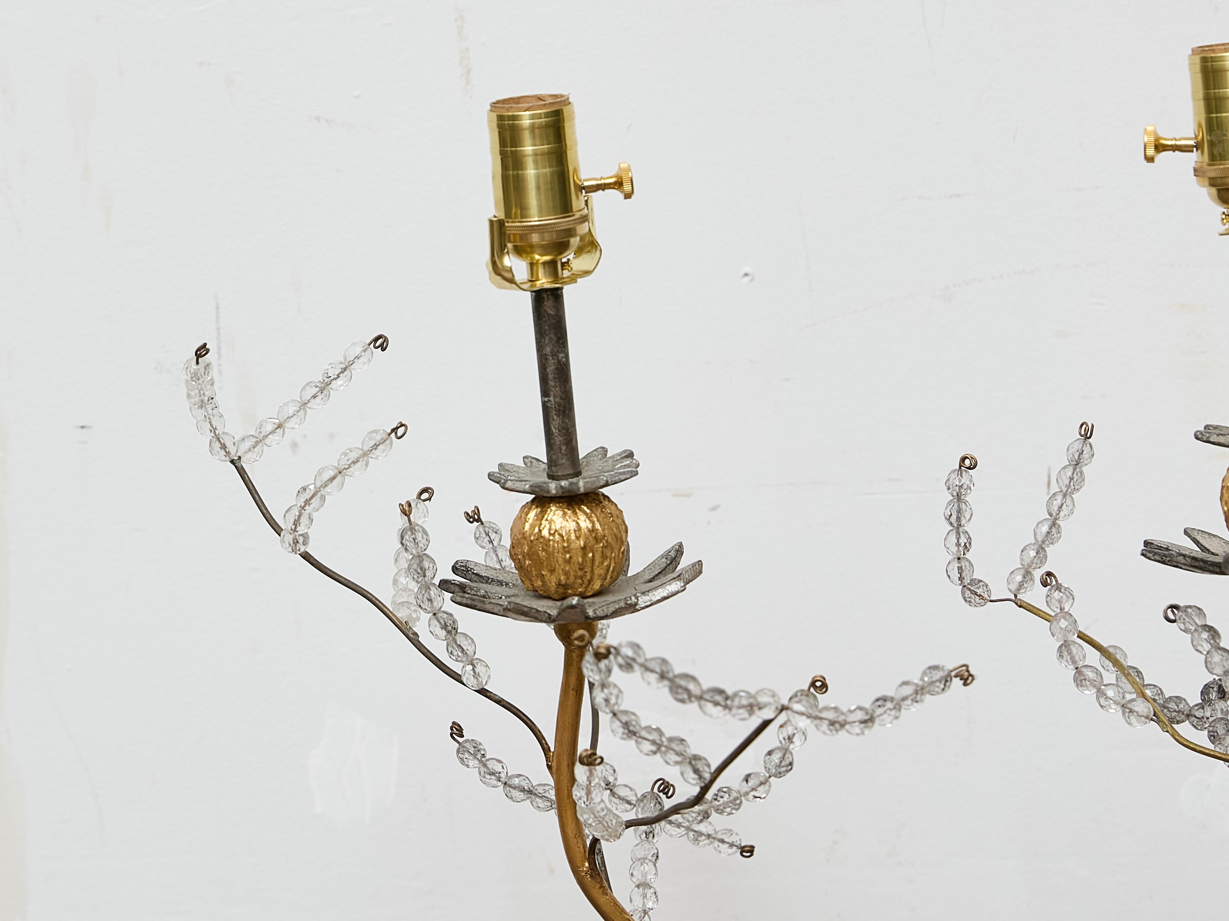 Francese Coppia di lampade da tavolo in metallo dorato in stile Baguès con foglie di cristallo e basi in lucite in vendita