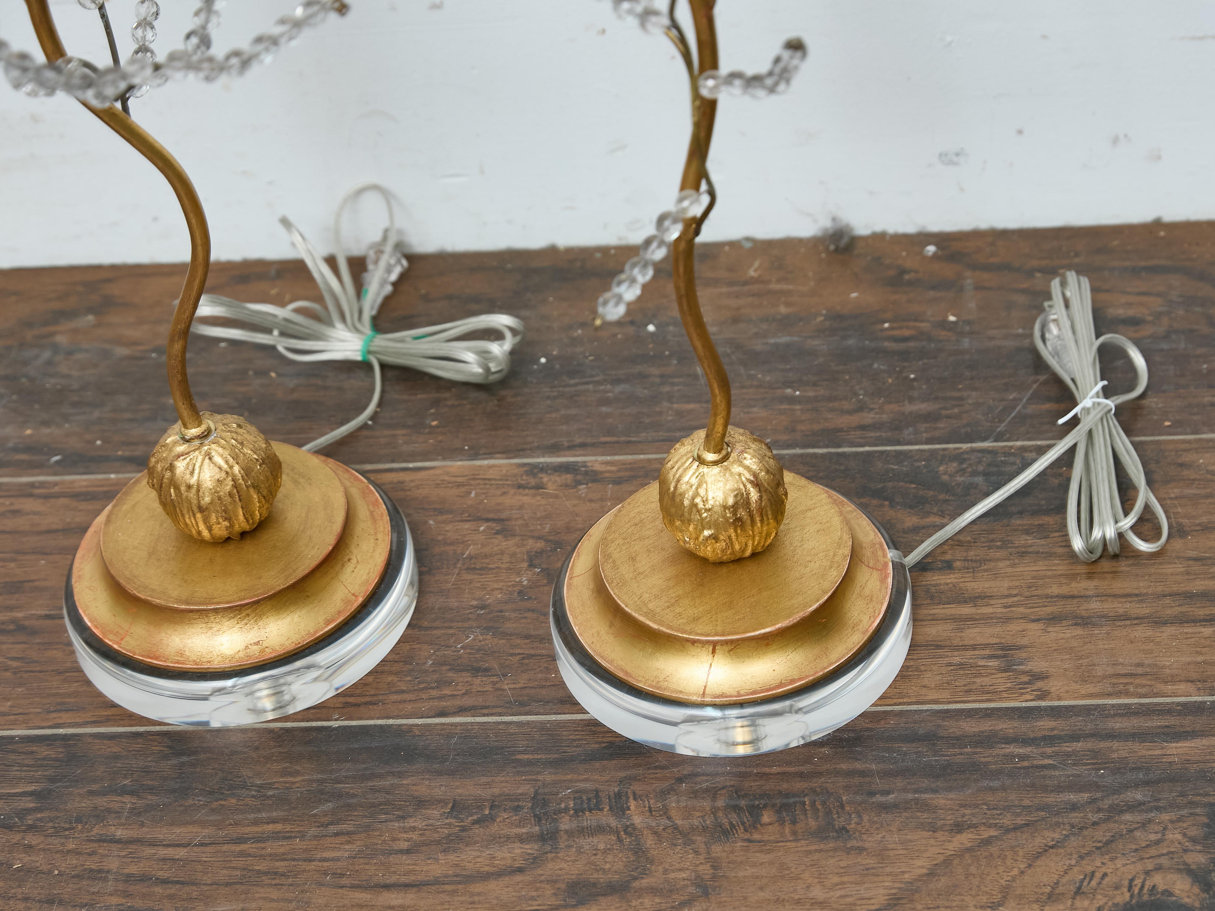 Dorato Coppia di lampade da tavolo in metallo dorato in stile Baguès con foglie di cristallo e basi in lucite in vendita