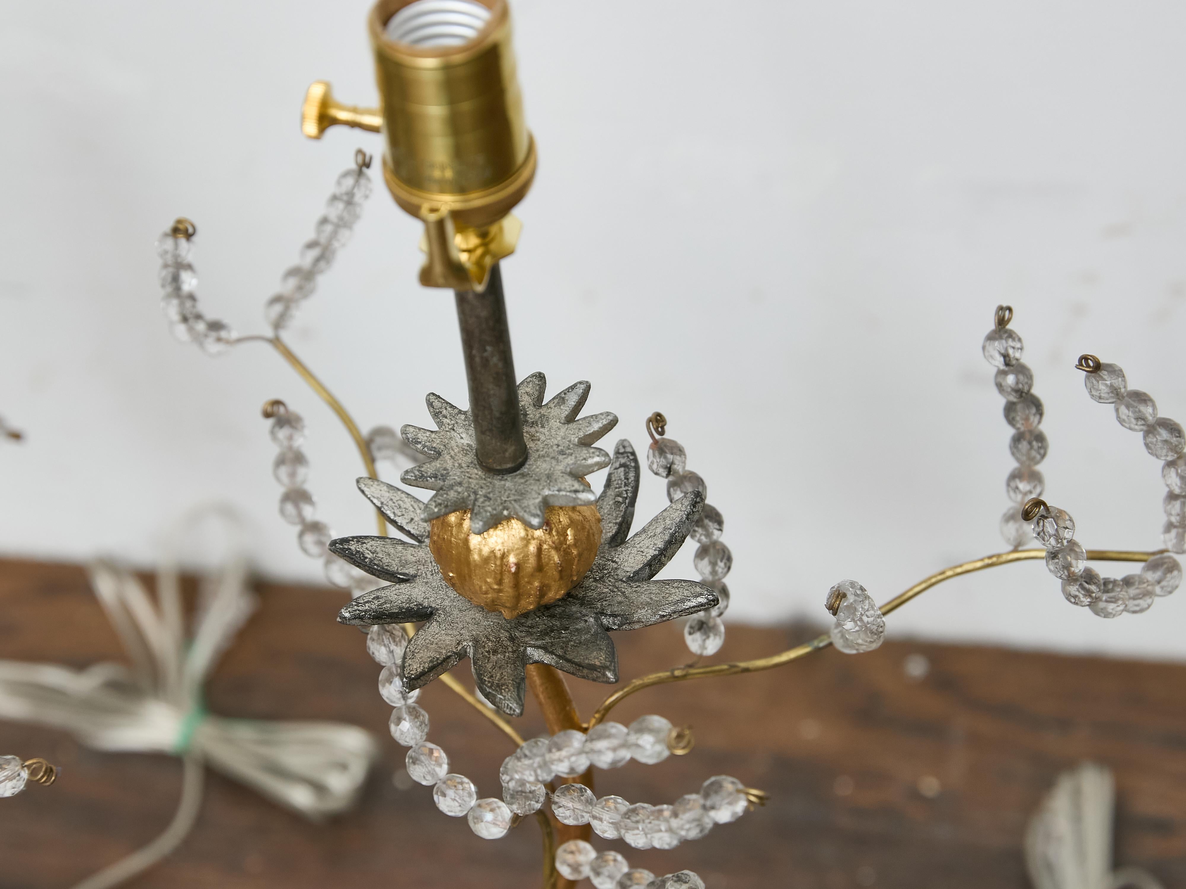 XX secolo Coppia di lampade da tavolo in metallo dorato in stile Baguès con foglie di cristallo e basi in lucite in vendita