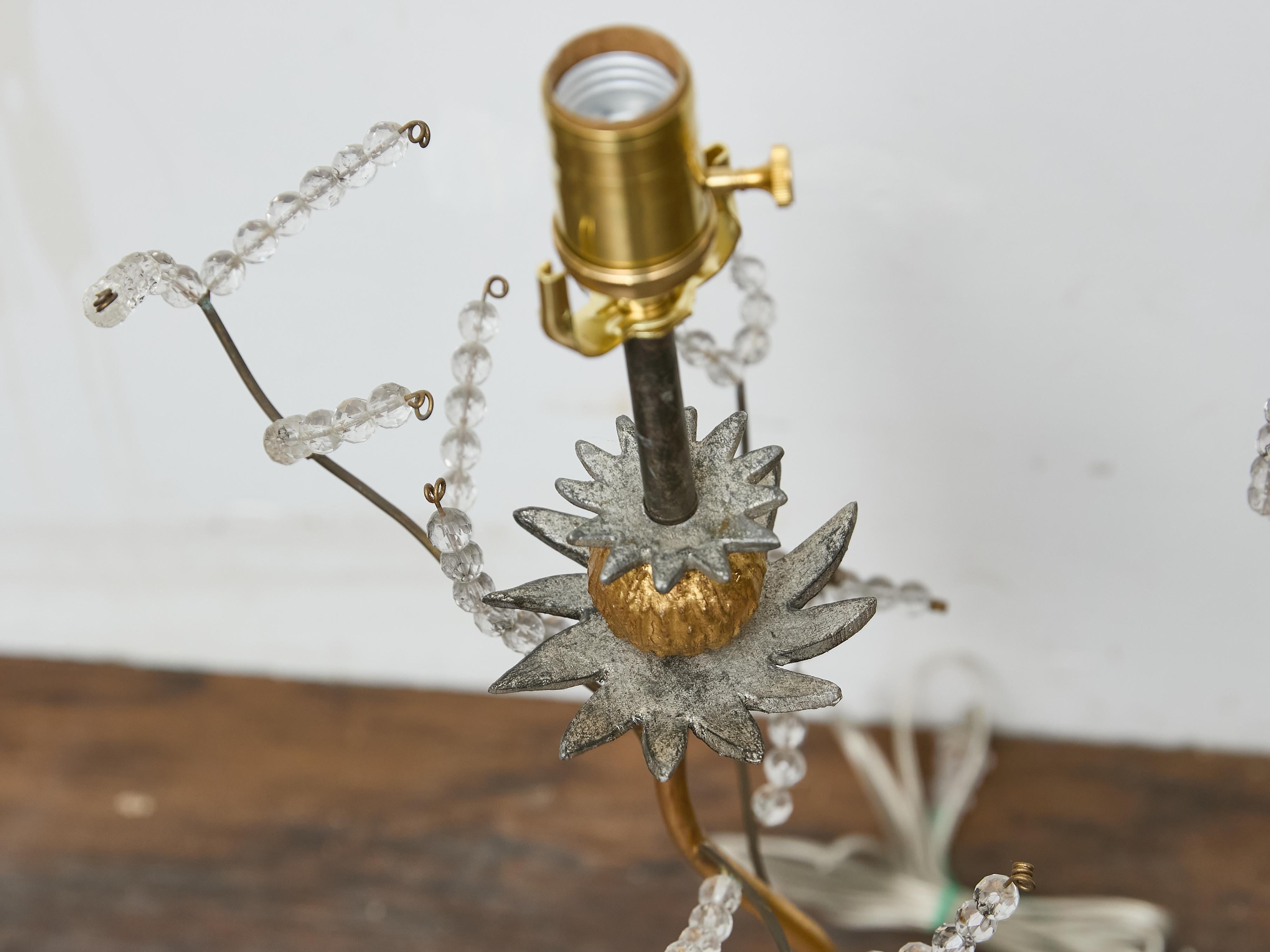 Metallo Coppia di lampade da tavolo in metallo dorato in stile Baguès con foglie di cristallo e basi in lucite in vendita