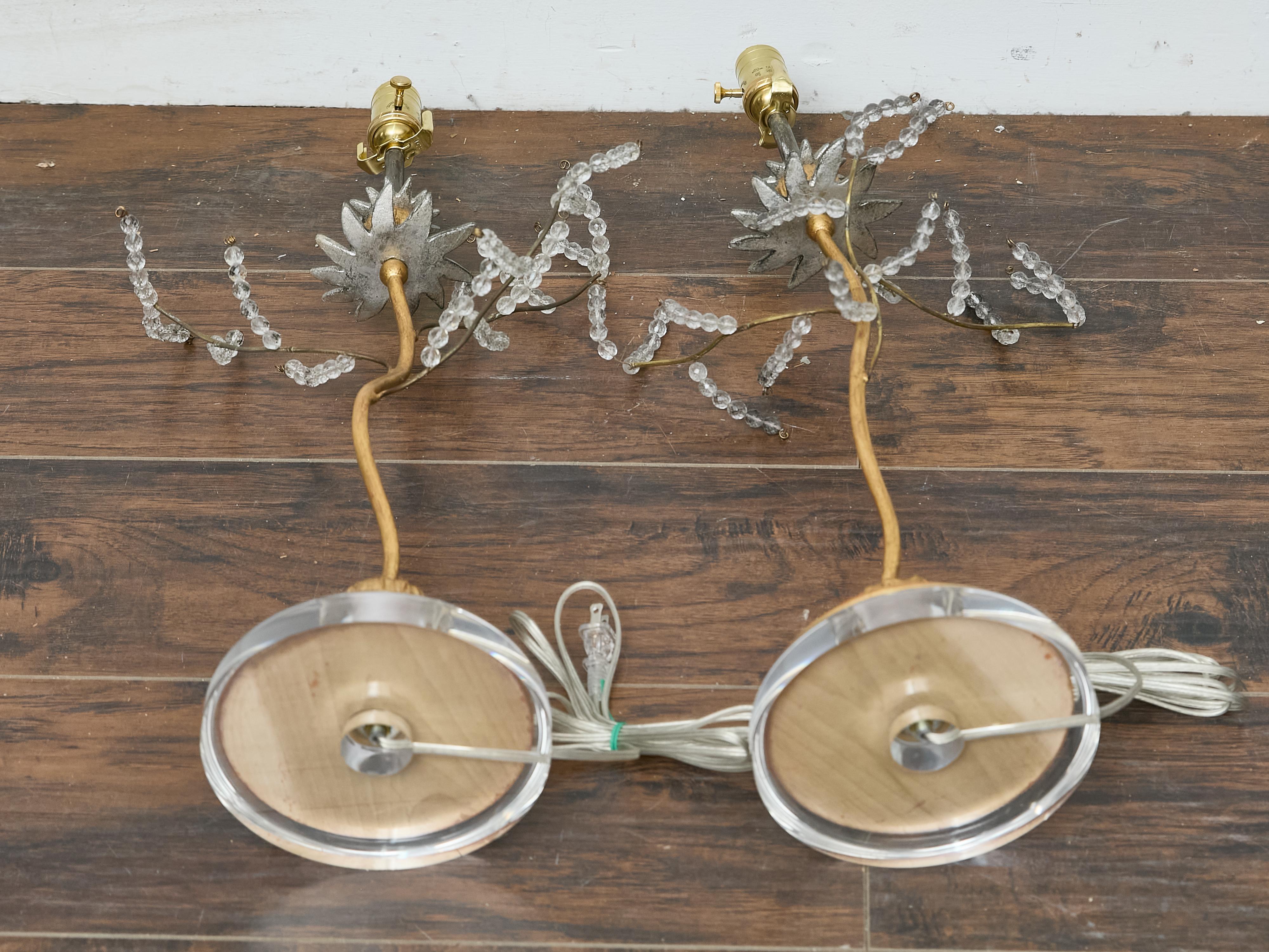 Coppia di lampade da tavolo in metallo dorato in stile Baguès con foglie di cristallo e basi in lucite in vendita 1