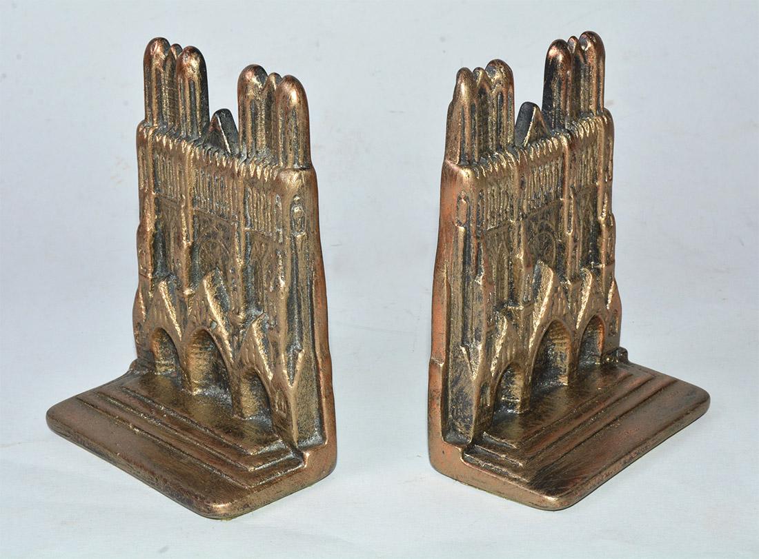 Das Paar vergoldeter Metall-Buchstützen stellt die weltberühmte Kathedrale Notre Dame in Paris dar. Schweres Gewicht mit gepolsterter Unterlage.