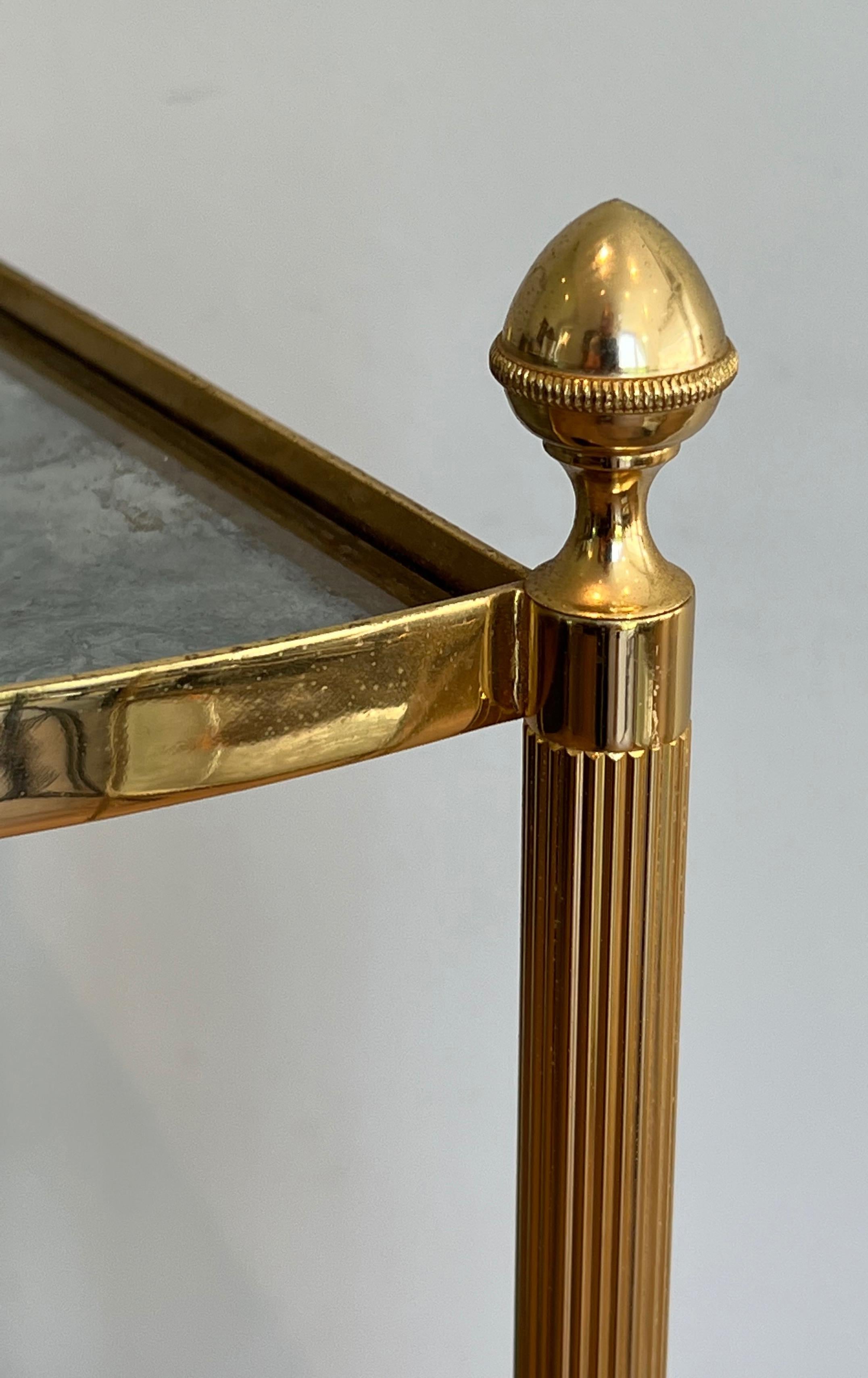 Paar vergoldete Metall-Eckbeistelltische mit eglomierten Spiegelablagen. Französische Arbeit (Bronze) im Angebot