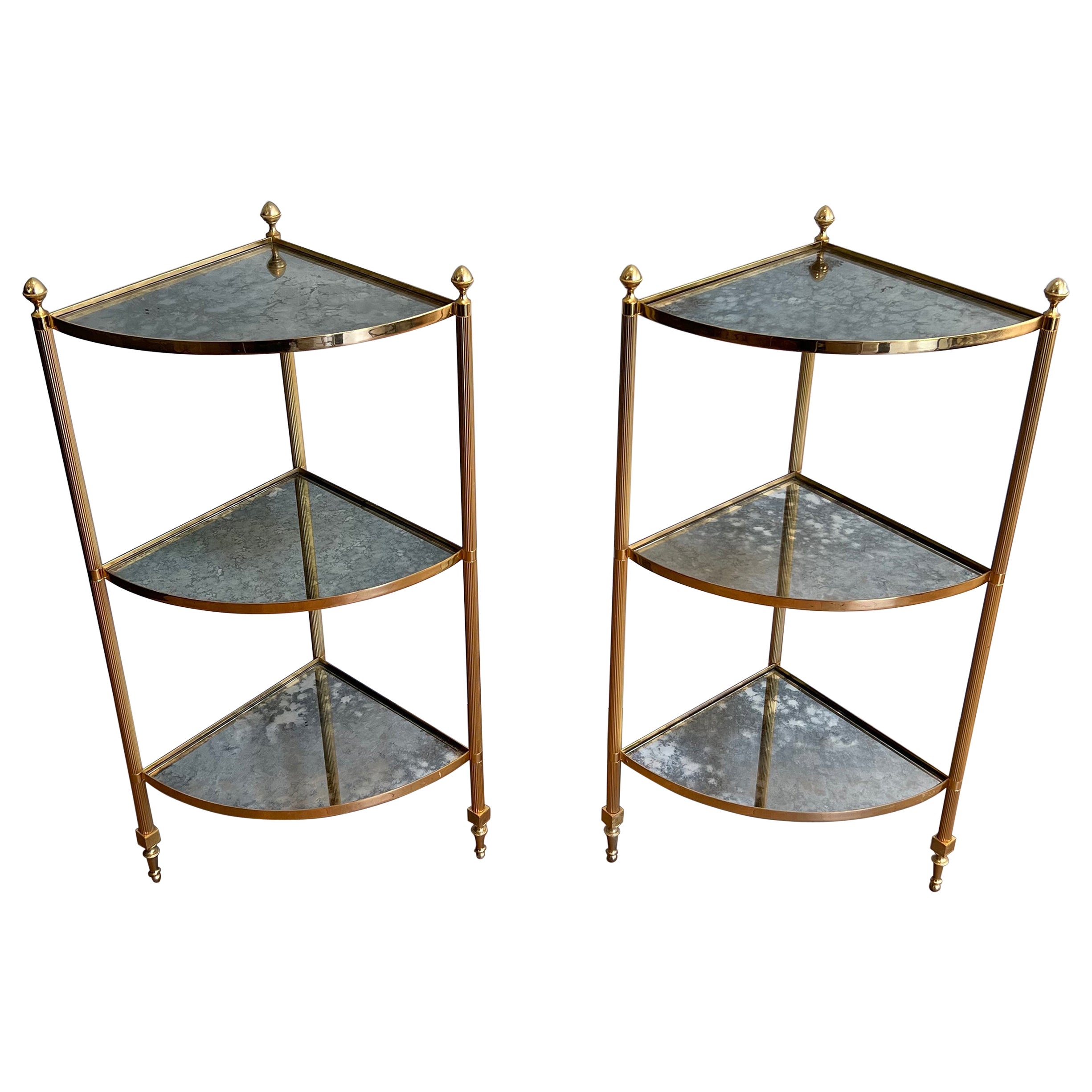 Paire de tables d'appoint d'angle en métal doré avec étagères en miroir allongées. Travail en français