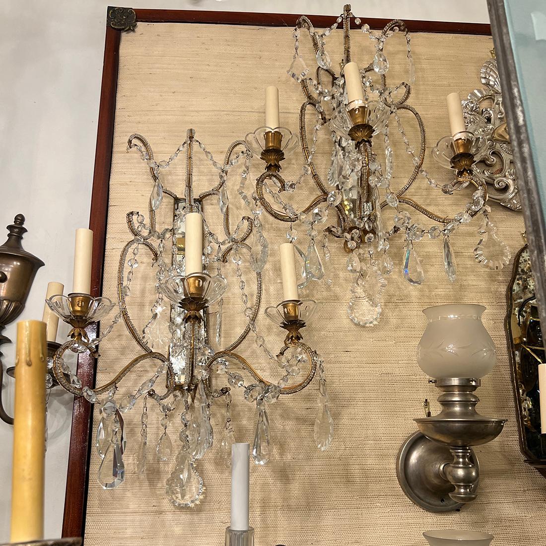 Coppia di lampade in metallo dorato e cristallo In condizioni buone in vendita a New York, NY
