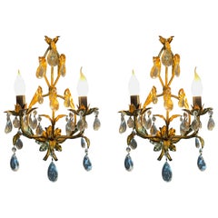 Paire d'appliques murales en métal doré et cristal