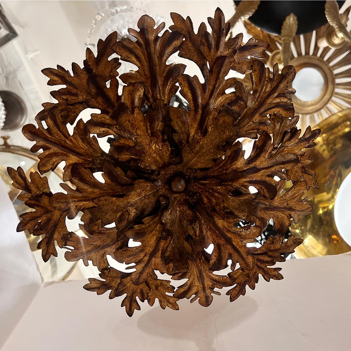 Milieu du XXe siècle Paire de luminaires en métal doré, vendus individuellement en vente