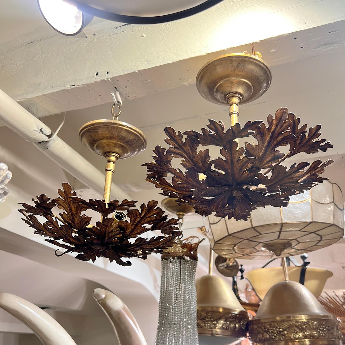 Paire de luminaires en métal doré, vendus individuellement en vente 1