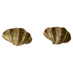 Ein Paar Wandleuchten aus vergoldetem Metall in Form von Riesenmuschelschalen, im französischen Hollywood-Regency-Stil