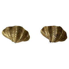 Ein Paar Wandleuchten aus vergoldetem Metall in Form von Riesenmuschelschalen, im französischen Hollywood-Regency-Stil