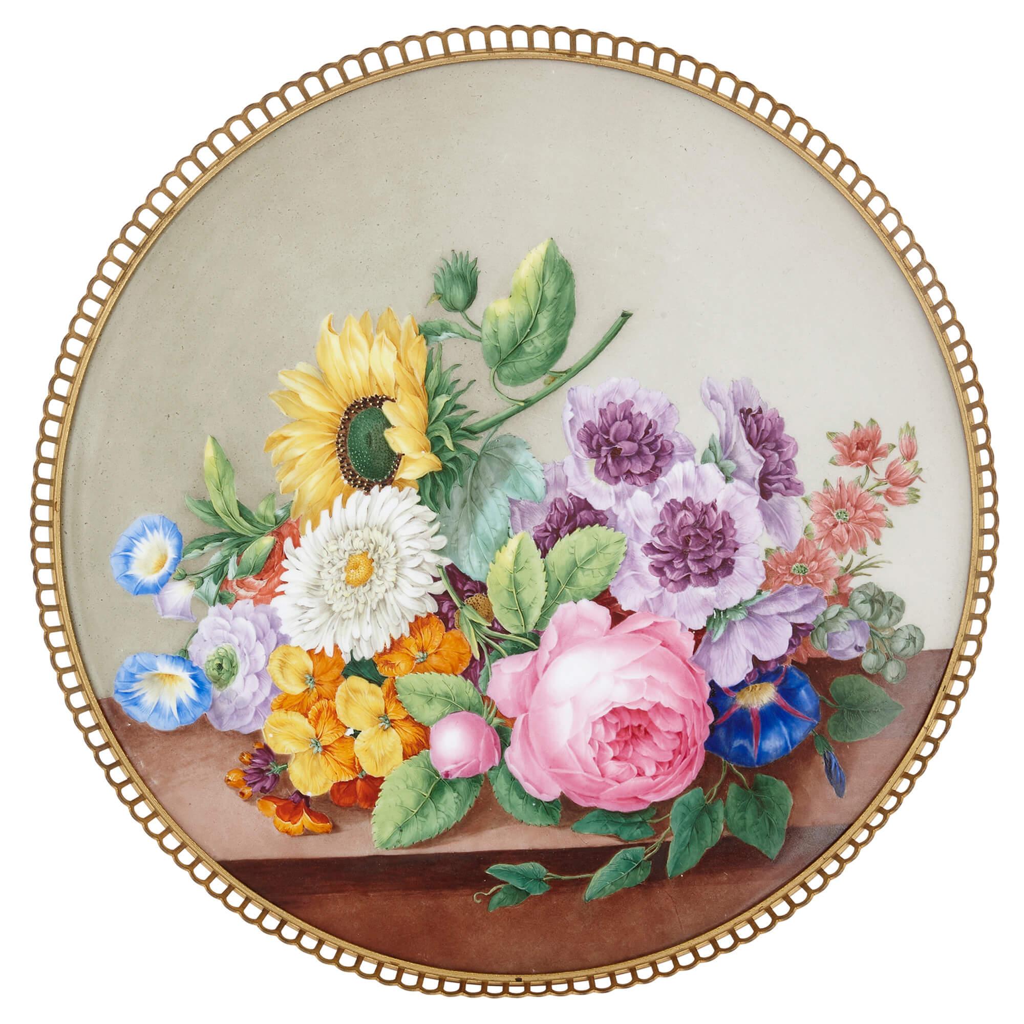 Pareja de Gueridones de Metal Dorado con Tapas de Porcelana de Meissen Alemán en venta