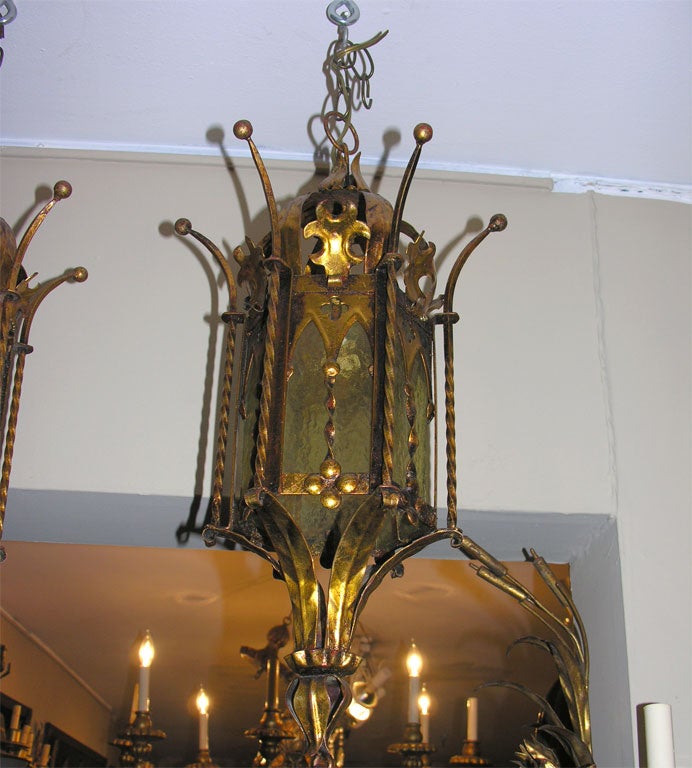 Pareja de faroles ingleses de metal dorado de hacia 1930 con acabado original. Se venden por unidades.

Medidas:
Caída mínima 23