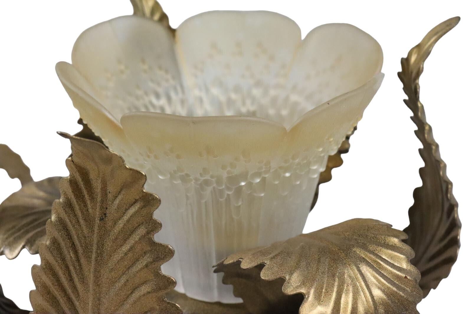 Coppia di lampade a incasso Hollywood Regency con paralume in vetro e foglie in metallo dorato, Italia in vendita 4