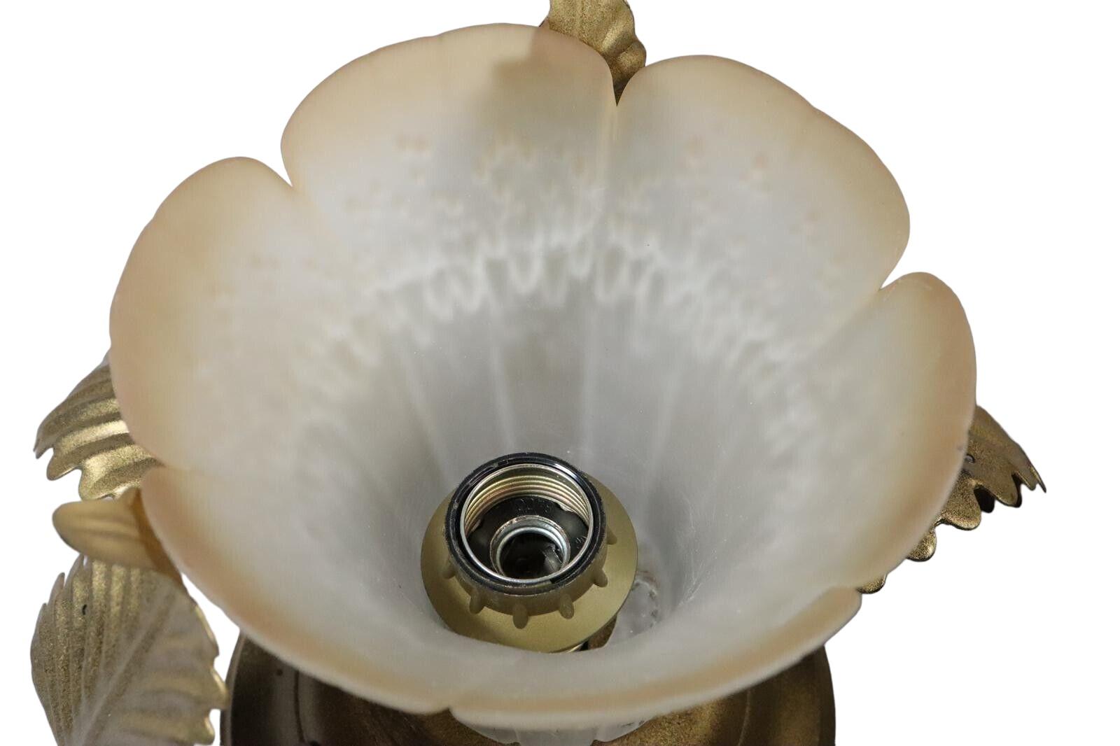 Coppia di lampade a incasso Hollywood Regency con paralume in vetro e foglie in metallo dorato, Italia in vendita 1