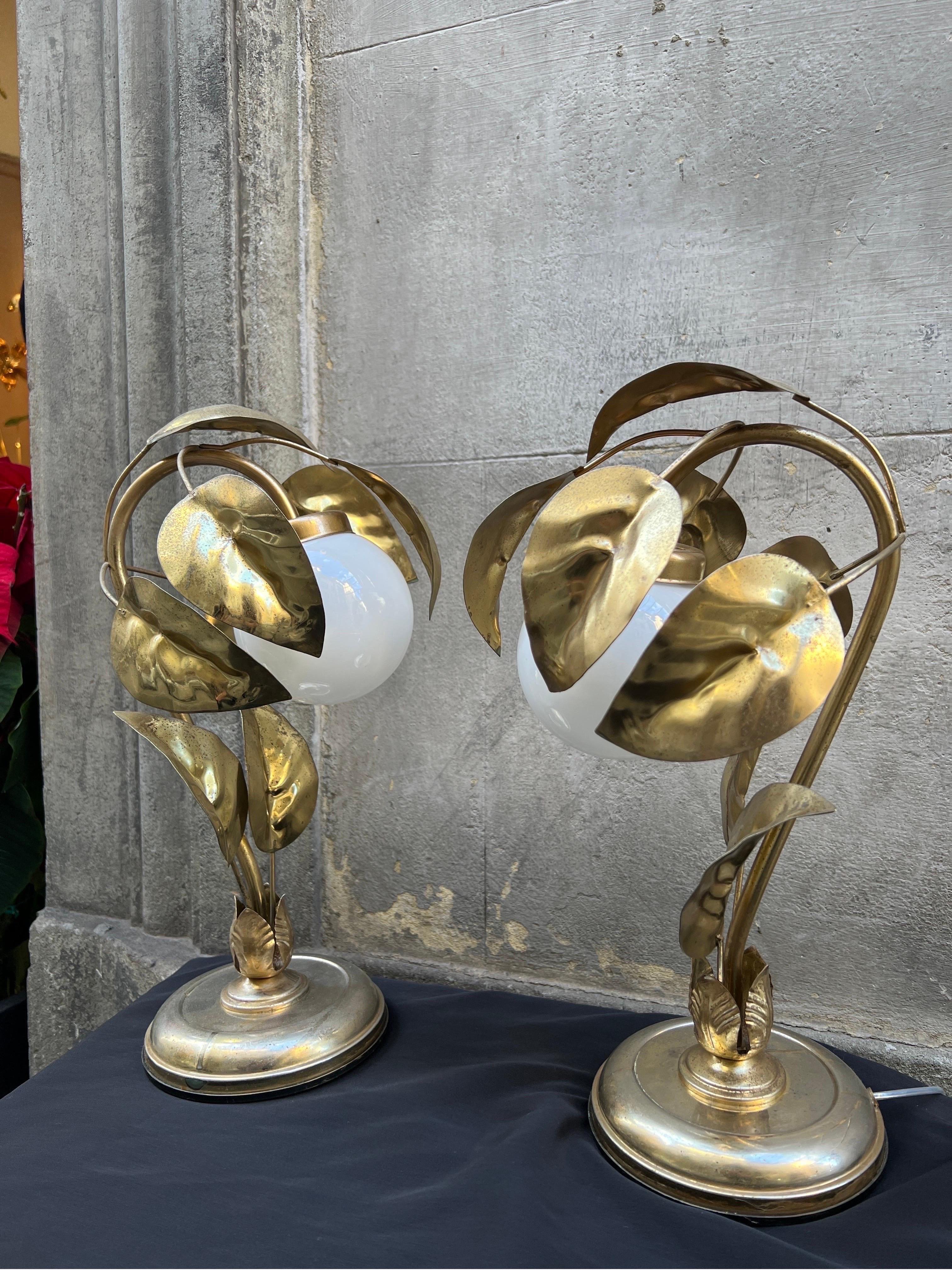 Mid-Century Modern Pair of Gilt Metal Leaves Table Lamps with White Glass Ball, 1950s