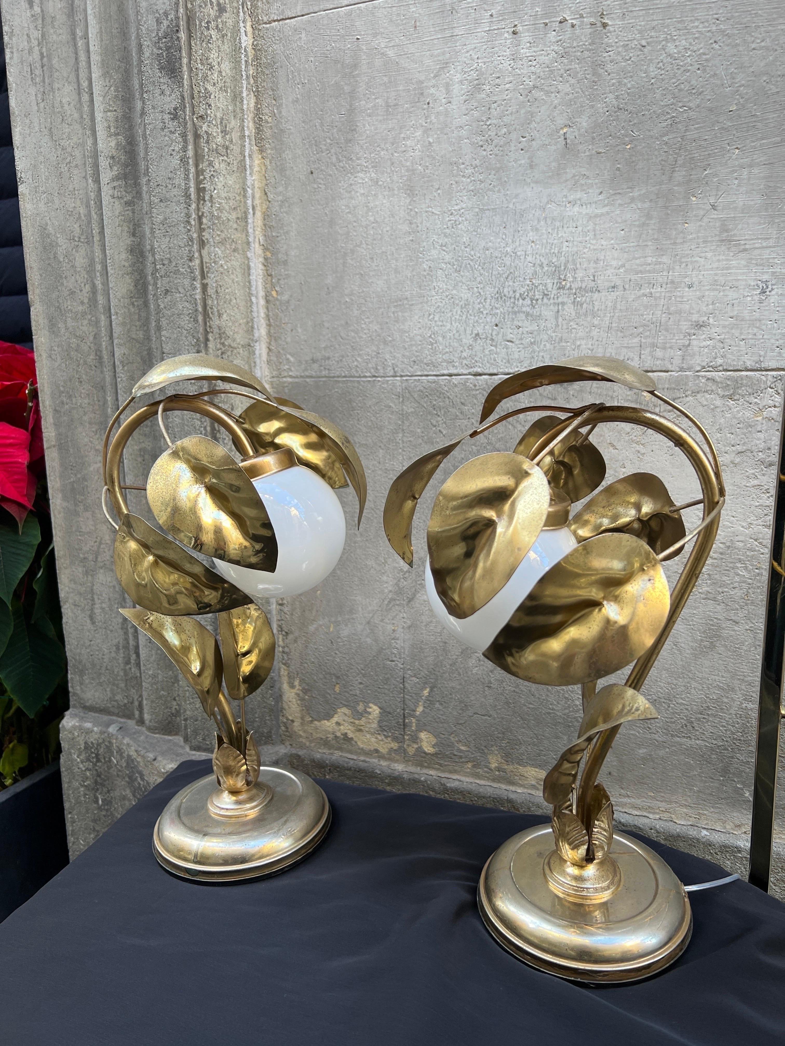 Pair of Gilt Metal Leaves Table Lamps with White Glass Ball, 1950s In Good Condition In Florence, IT