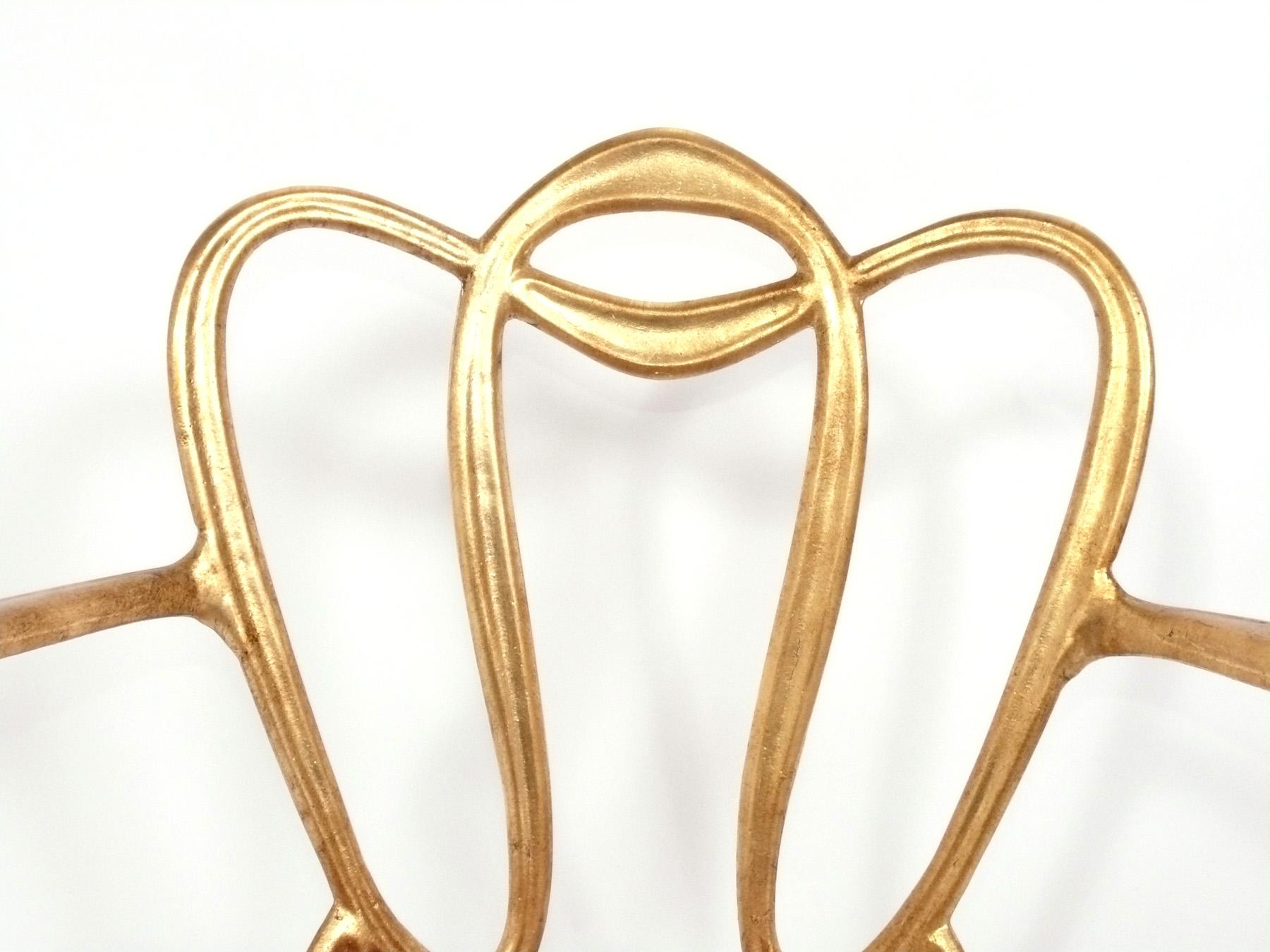 Paar vergoldete Metallschleifenstühle von Schumacher aus Korallensamt (Vergoldet) im Angebot
