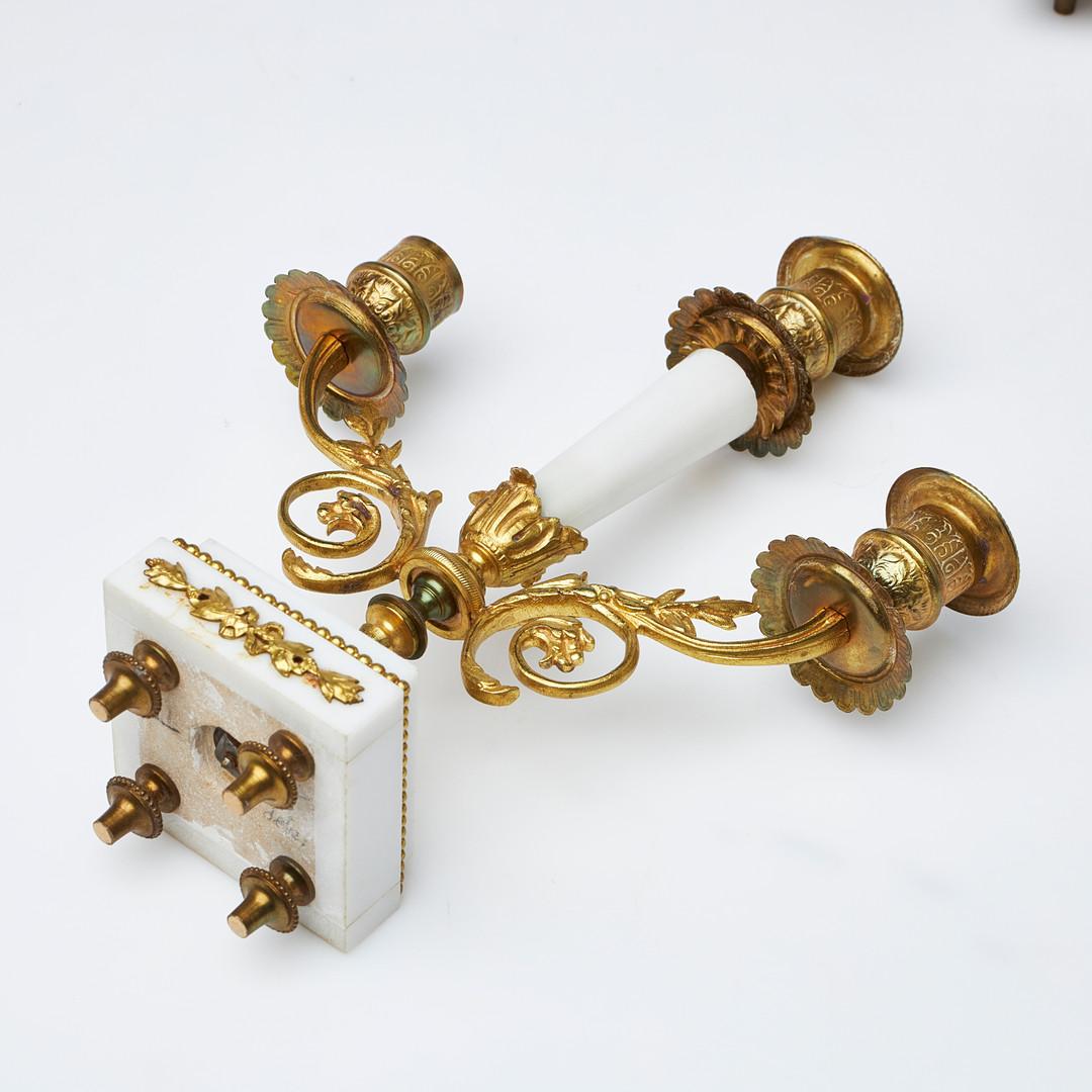 Paar Kandelaber aus vergoldetem Metallmarmor, Louis XVI.-Kerzenleuchter aus vergoldeter Bronze, 19. Jahrhundert  (Französisch) im Angebot