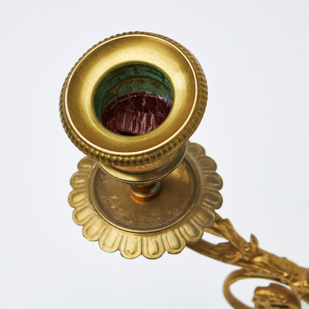 Paar Kandelaber aus vergoldetem Metallmarmor, Louis XVI.-Kerzenleuchter aus vergoldeter Bronze, 19. Jahrhundert  (Gepresst) im Angebot