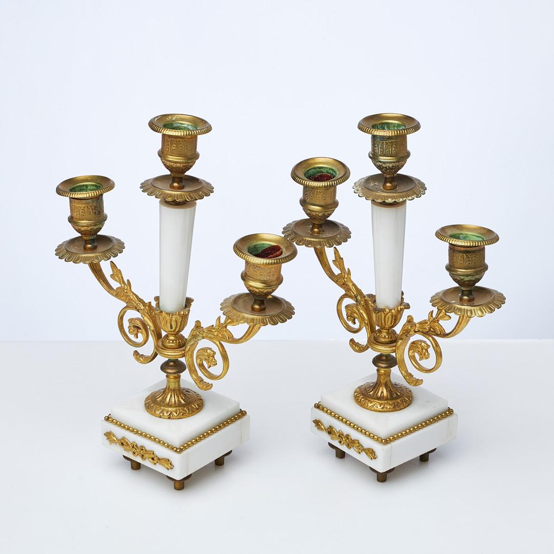 Paar Kandelaber aus vergoldetem Metallmarmor, Louis XVI.-Kerzenleuchter aus vergoldeter Bronze, 19. Jahrhundert  im Zustand „Hervorragend“ im Angebot in Hampshire, GB