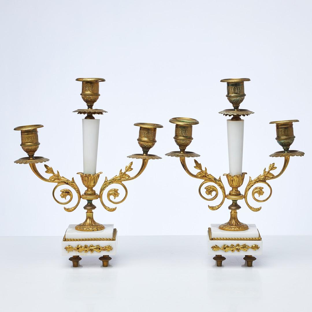 Paar Kandelaber aus vergoldetem Metallmarmor, Louis XVI.-Kerzenleuchter aus vergoldeter Bronze, 19. Jahrhundert  (Mitte des 20. Jahrhunderts) im Angebot