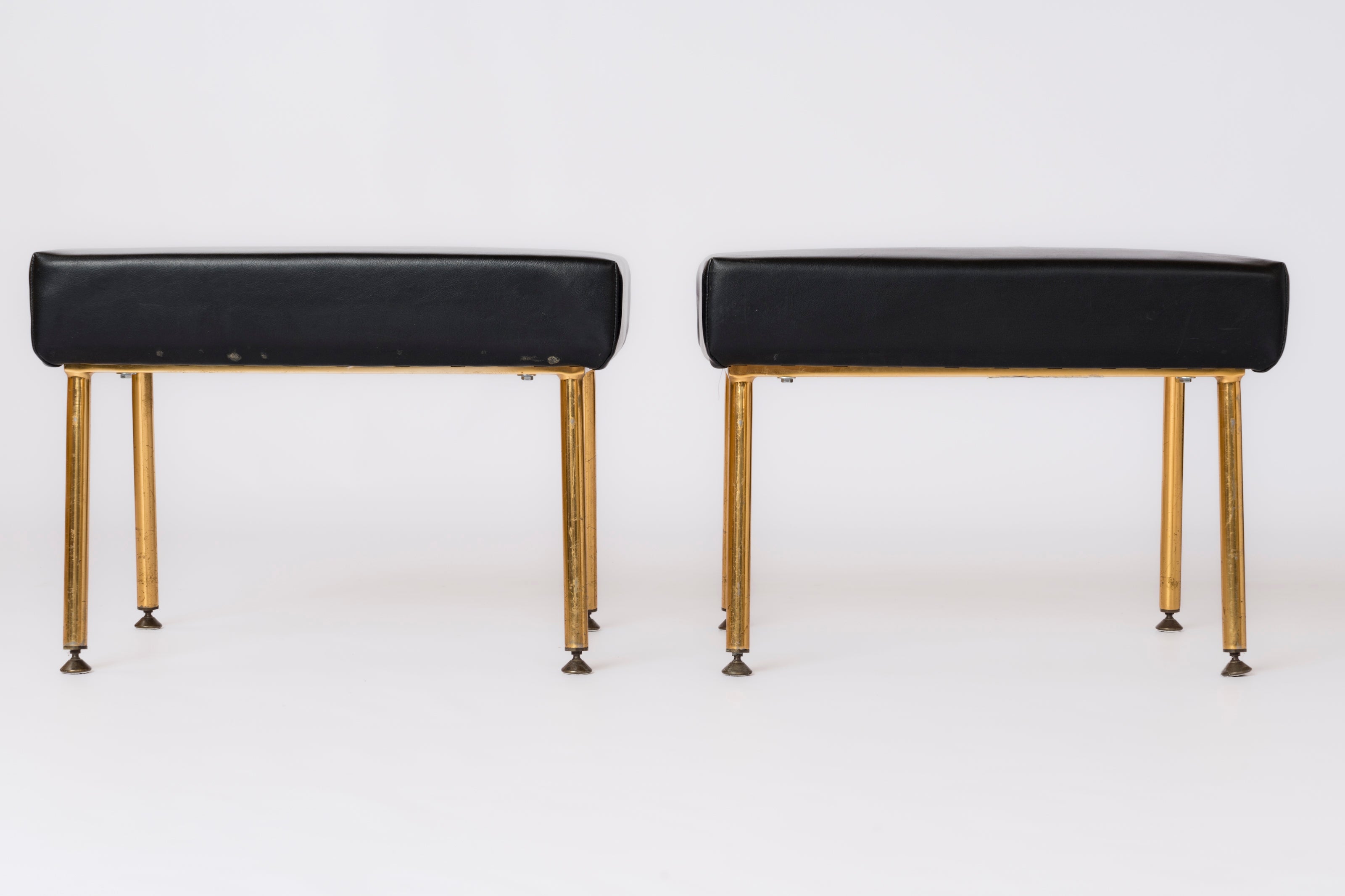 Zwei minimalistische Hocker oder Bänke von Airborne, Frankreich, 1960er Jahre. Unter den Kissen unterschrieben. Diese Hocker bestehen aus einem Stahlrahmen, der auf vier vergoldeten, eloxierten Beinen ruht.  Die Originalkissen sind aus schwarzem