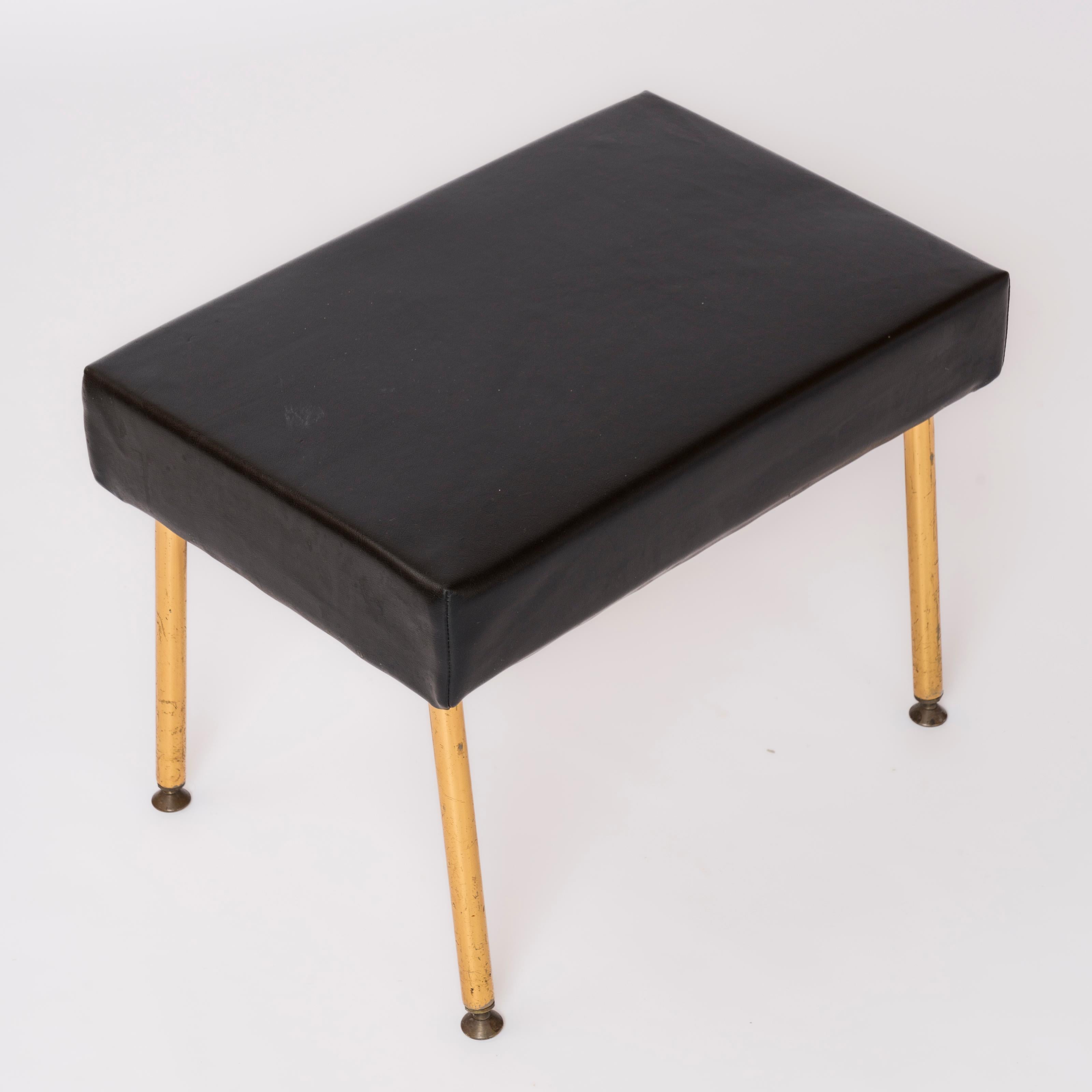 Paar Fußhocker oder Bänke aus vergoldetem Metall und Moleskine von Airborne – Frankreich 1960er Jahre im Angebot 1