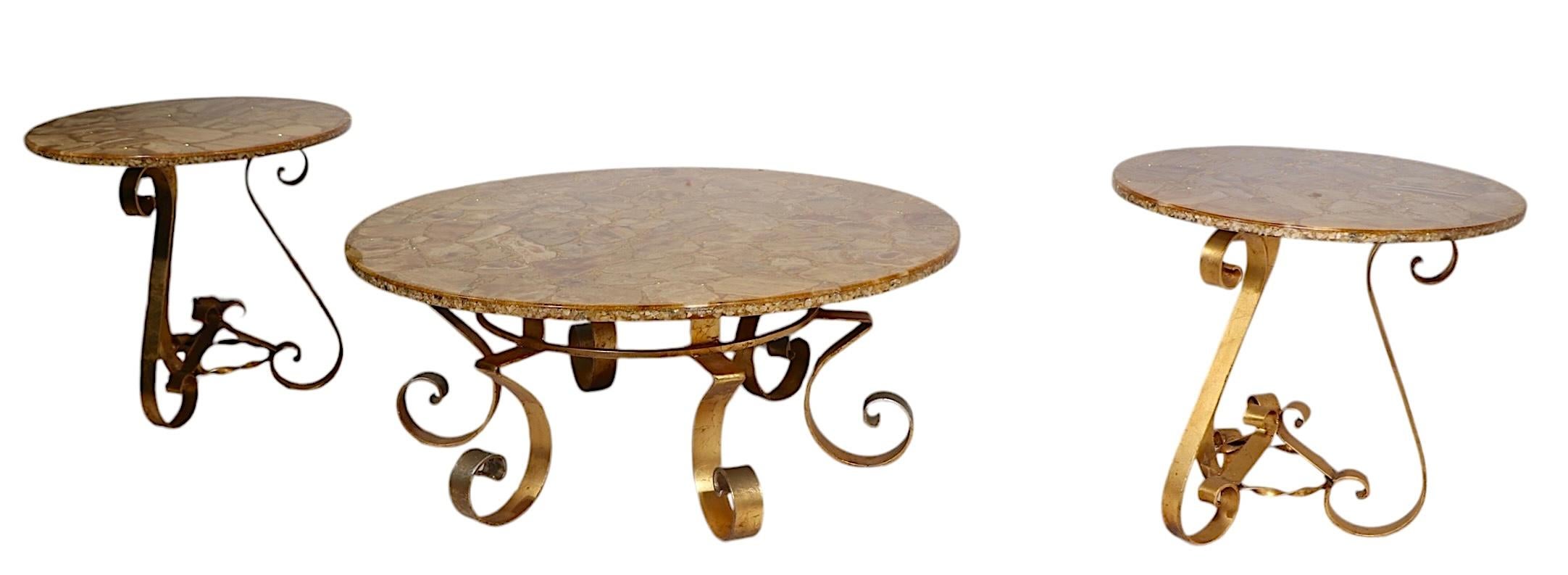 Beistelltische aus vergoldetem Metall, Onyx und Goldflake, Beistelltische von Enzo Missoni, Paar (Hollywood Regency) im Angebot