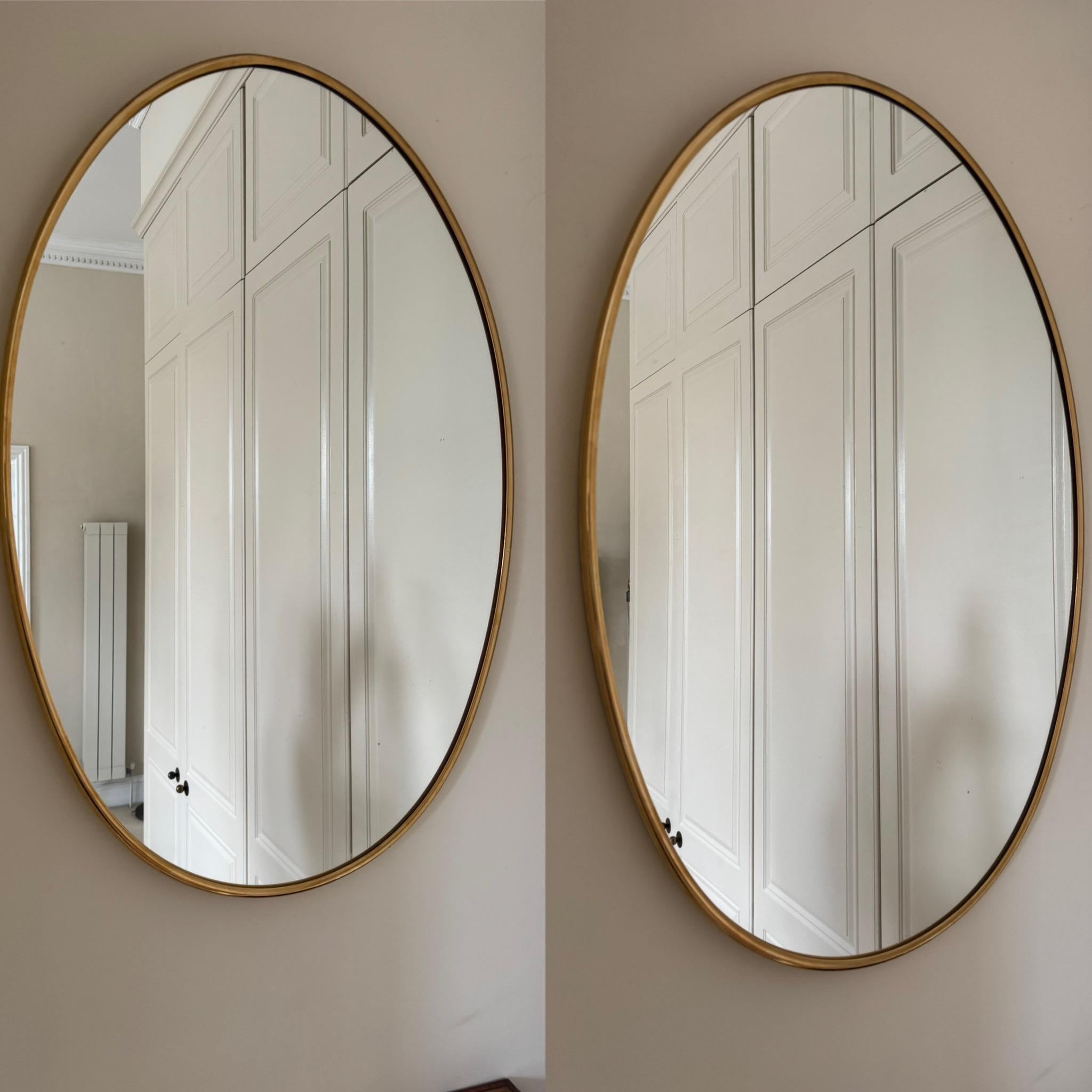 Coppia di eleganti specchi francesi anni '70 con cornice in metallo dorato