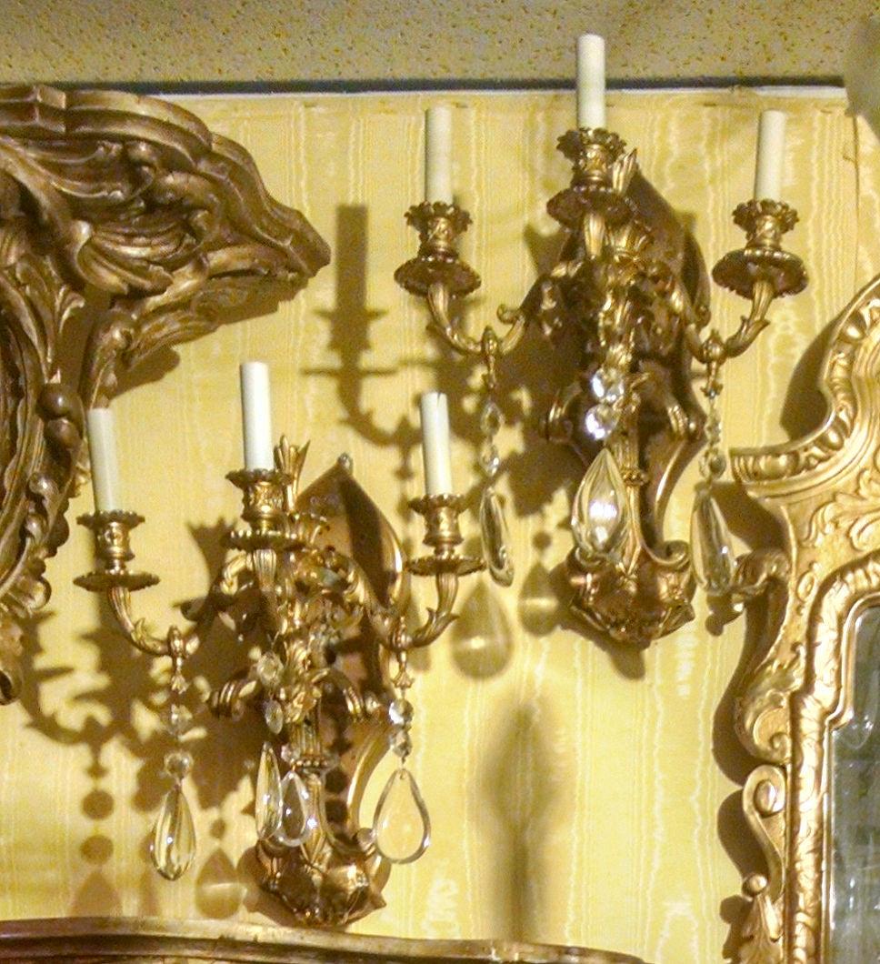 Dreiarmige Chinoiserie-Wandleuchten aus vergoldetem Metall, bemalt, Paar (Französisch) im Angebot