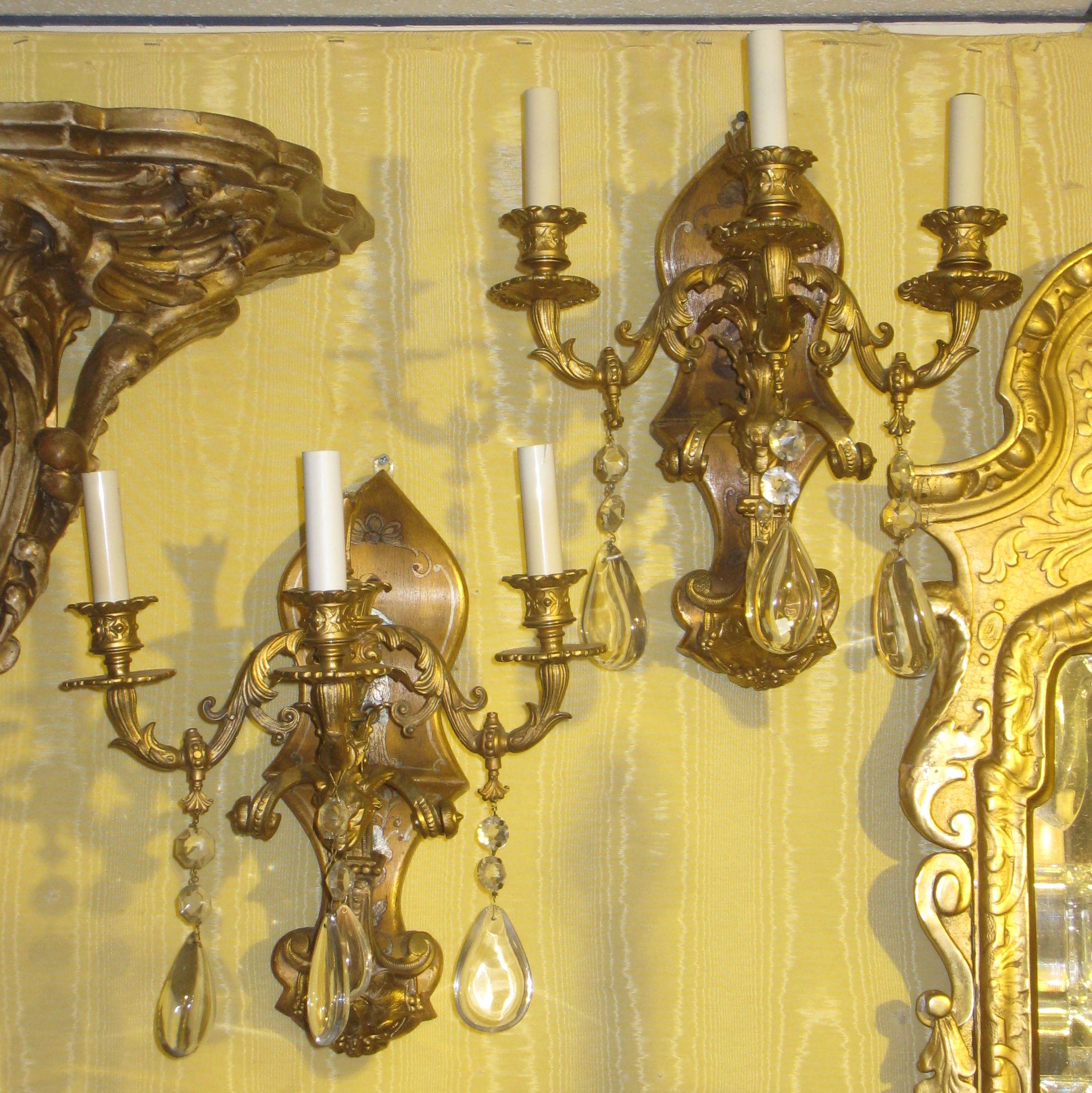 Dreiarmige Chinoiserie-Wandleuchten aus vergoldetem Metall, bemalt, Paar (Vergoldet) im Angebot