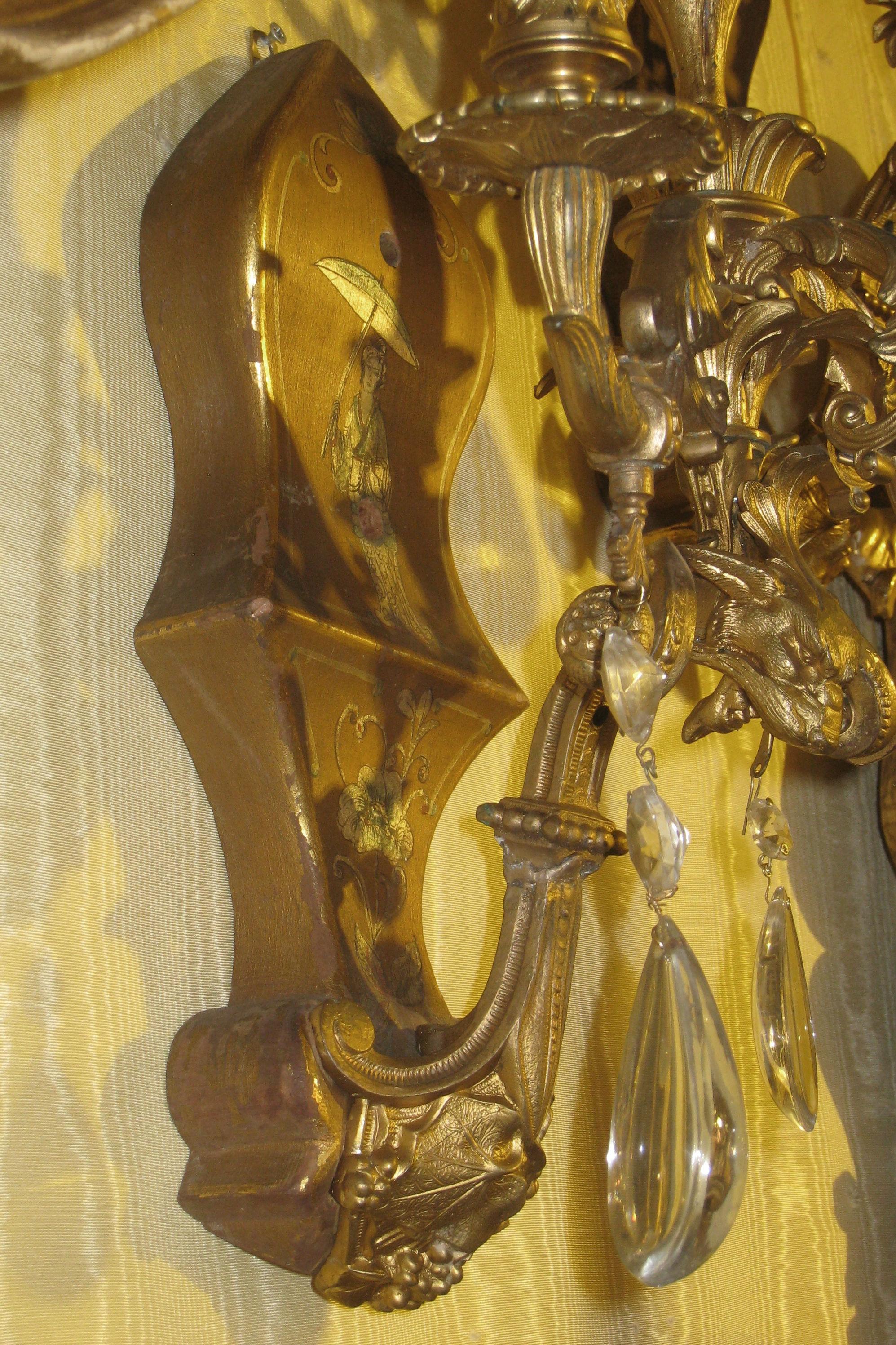 Dreiarmige Chinoiserie-Wandleuchten aus vergoldetem Metall, bemalt, Paar im Zustand „Gut“ im Angebot in New York, NY
