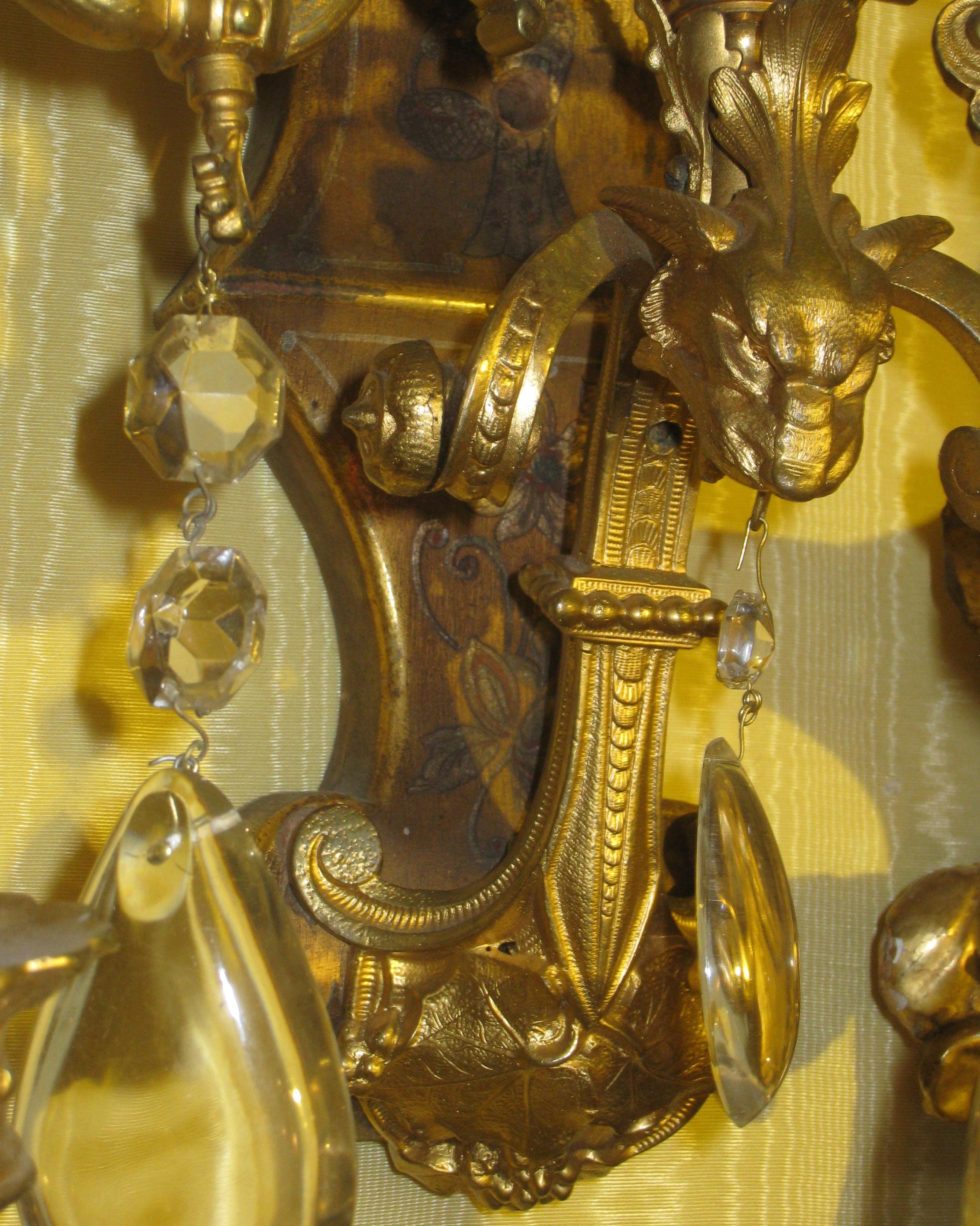 Dreiarmige Chinoiserie-Wandleuchten aus vergoldetem Metall, bemalt, Paar (Bronze) im Angebot