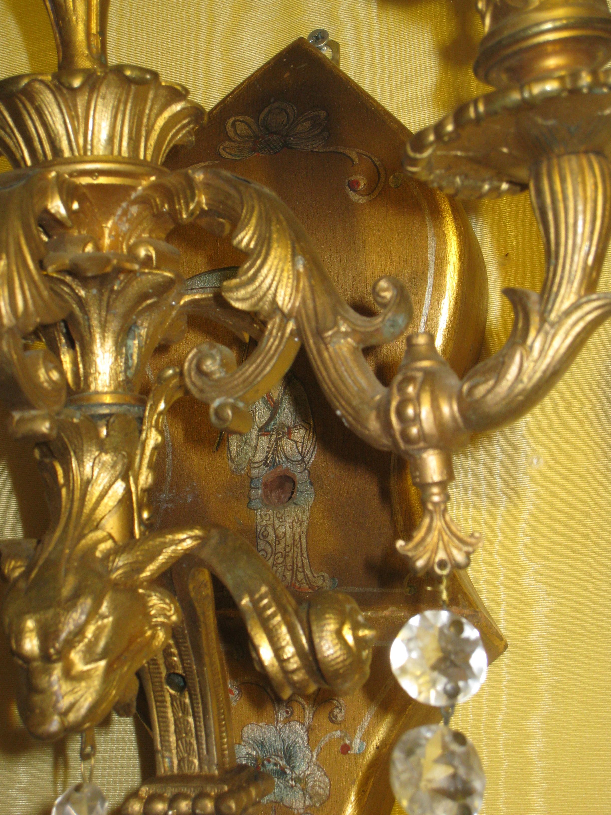 Dreiarmige Chinoiserie-Wandleuchten aus vergoldetem Metall, bemalt, Paar im Angebot 2