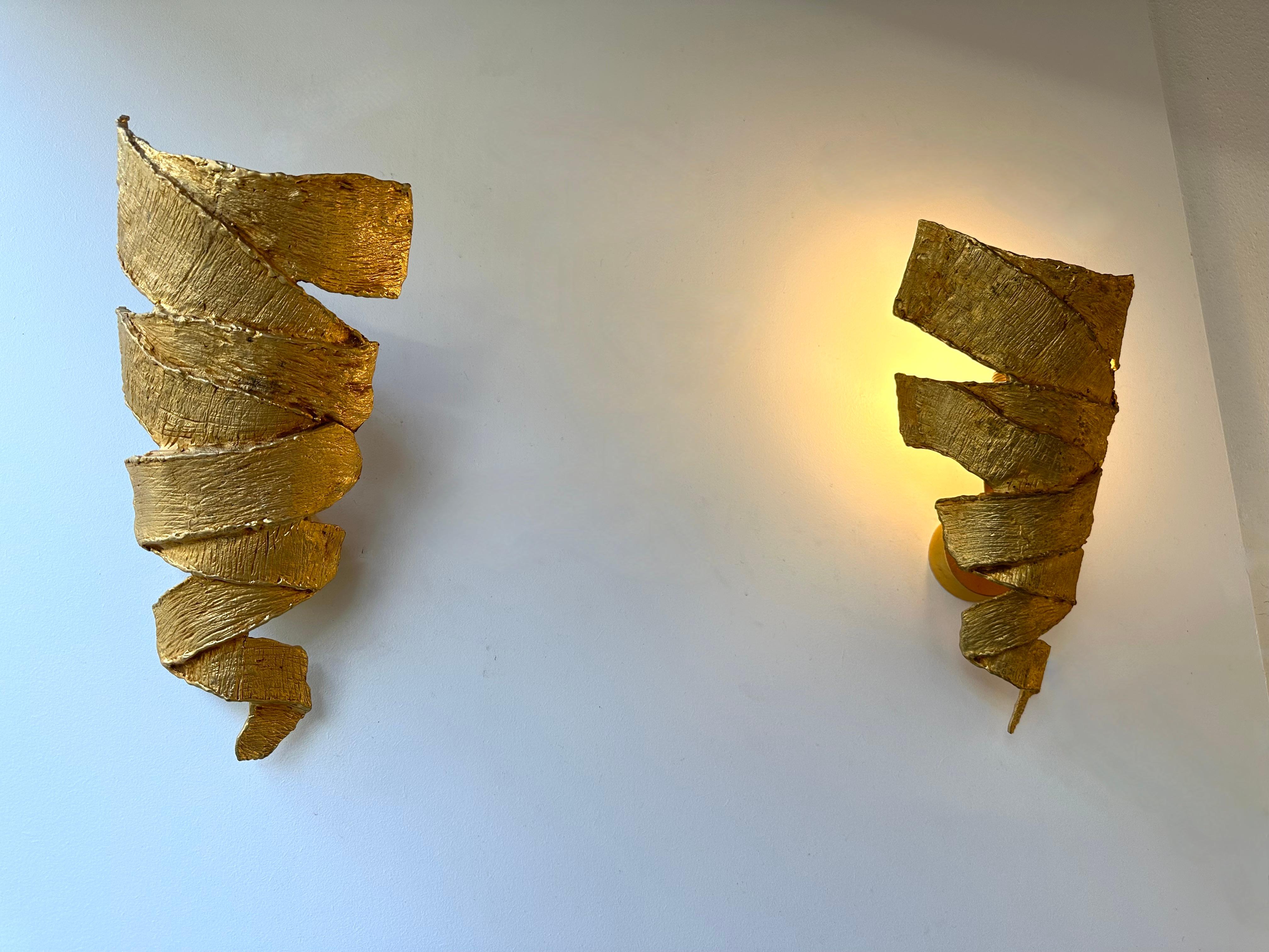 Pair of ribbon wall lights lamps sconces in gilt gilding metal, bronze style by Fondica. Famous artist who have worked for the manufacture are Mathias, Stéphane Galerneau, Nicolas Dewael. In the style of Garouste et Bonetti, Giacometti, Maison