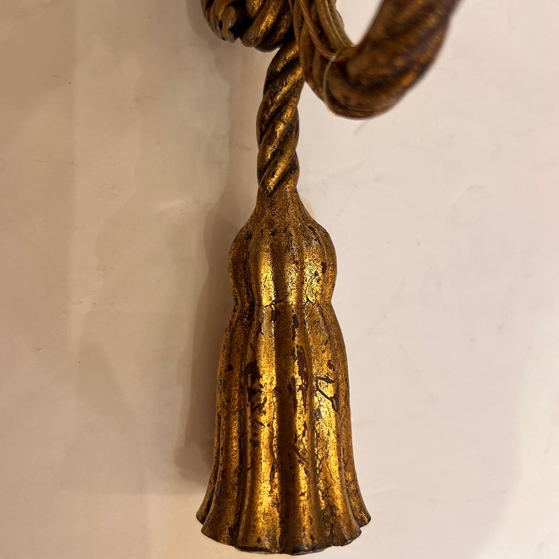 Francese Coppia di lampade a corda in metallo dorato in vendita