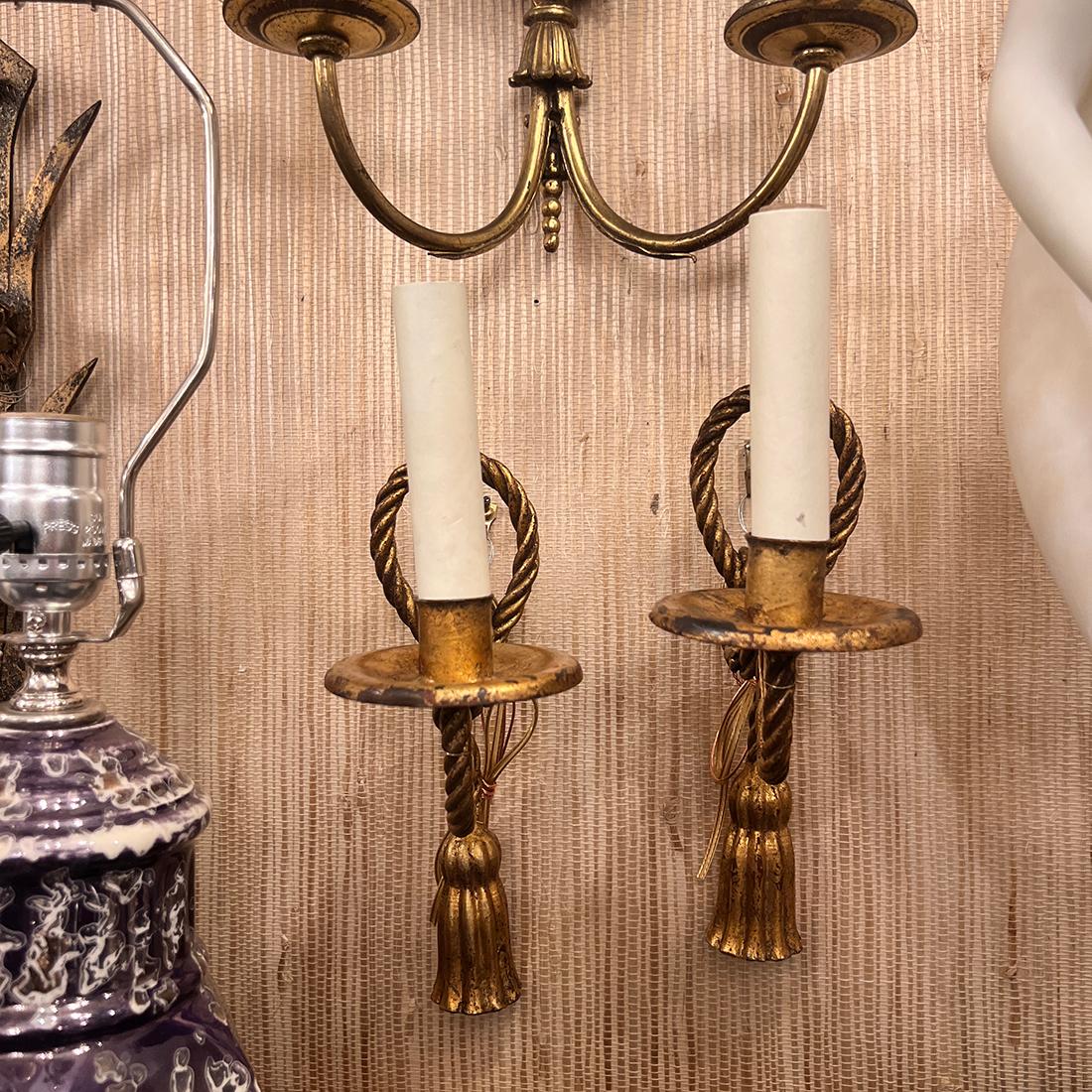 Metà XX secolo Coppia di lampade a corda in metallo dorato in vendita