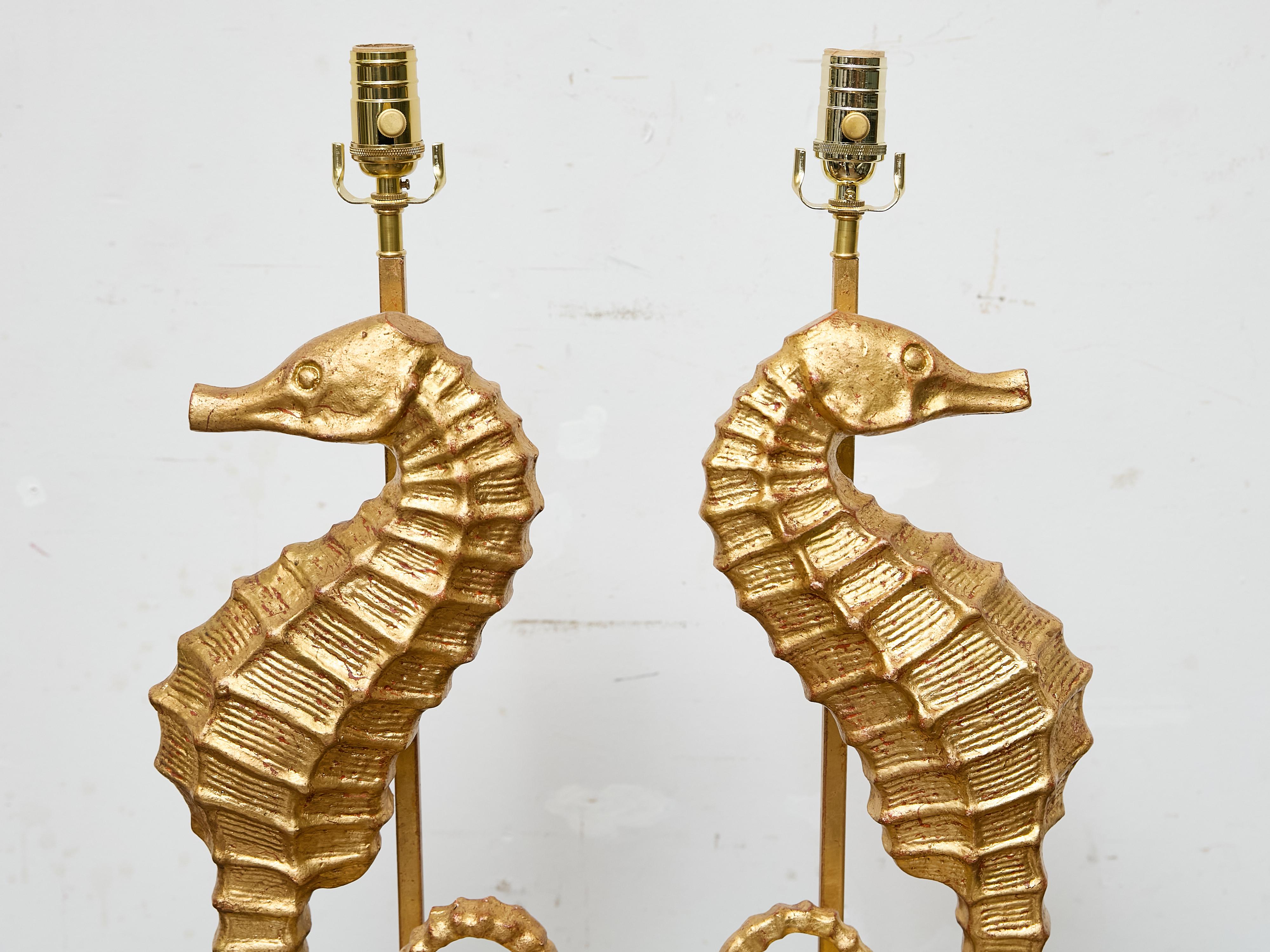 Une paire de fragments d'hippocampe en métal doré, transformés en lampes de table sculpturales et montés sur des bases en lucite personnalisées. Ces formes du XIXe siècle séduisent par leur silhouette audacieuse et leur surface texturée, chacune